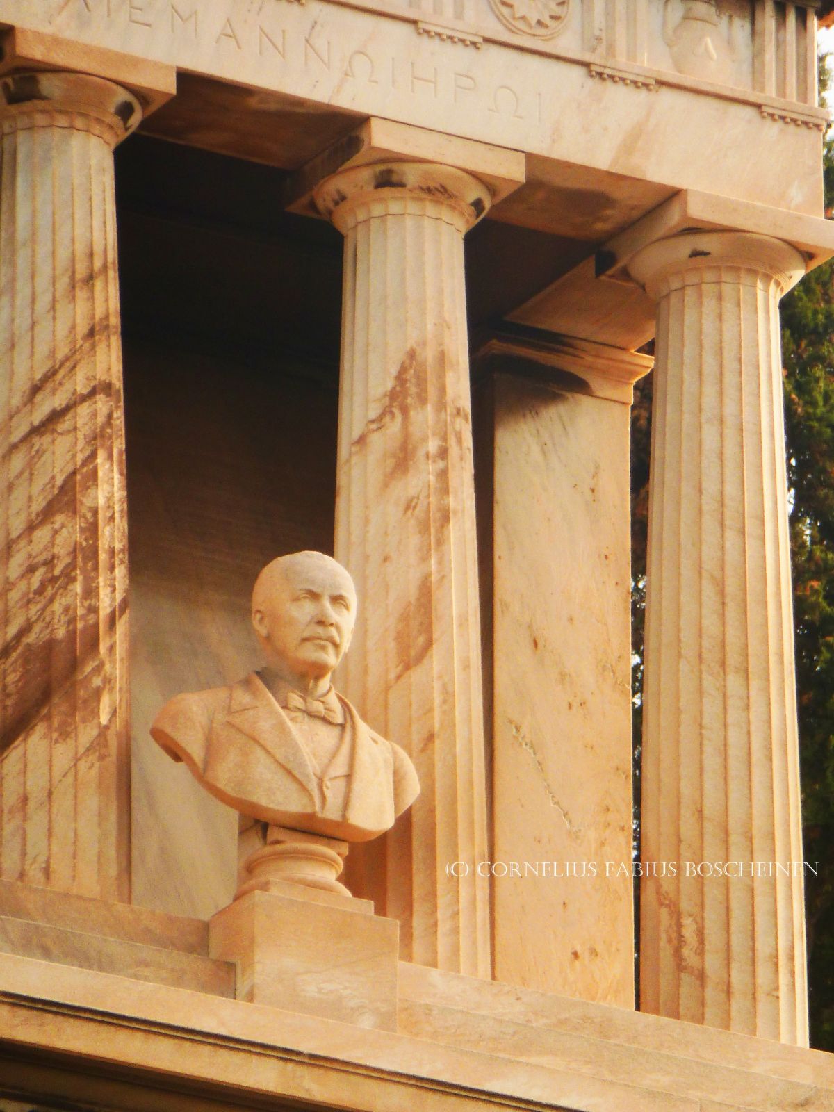 Der Weg zum Schliemann Mausoleum in Athen. Erster Athener Friedhof