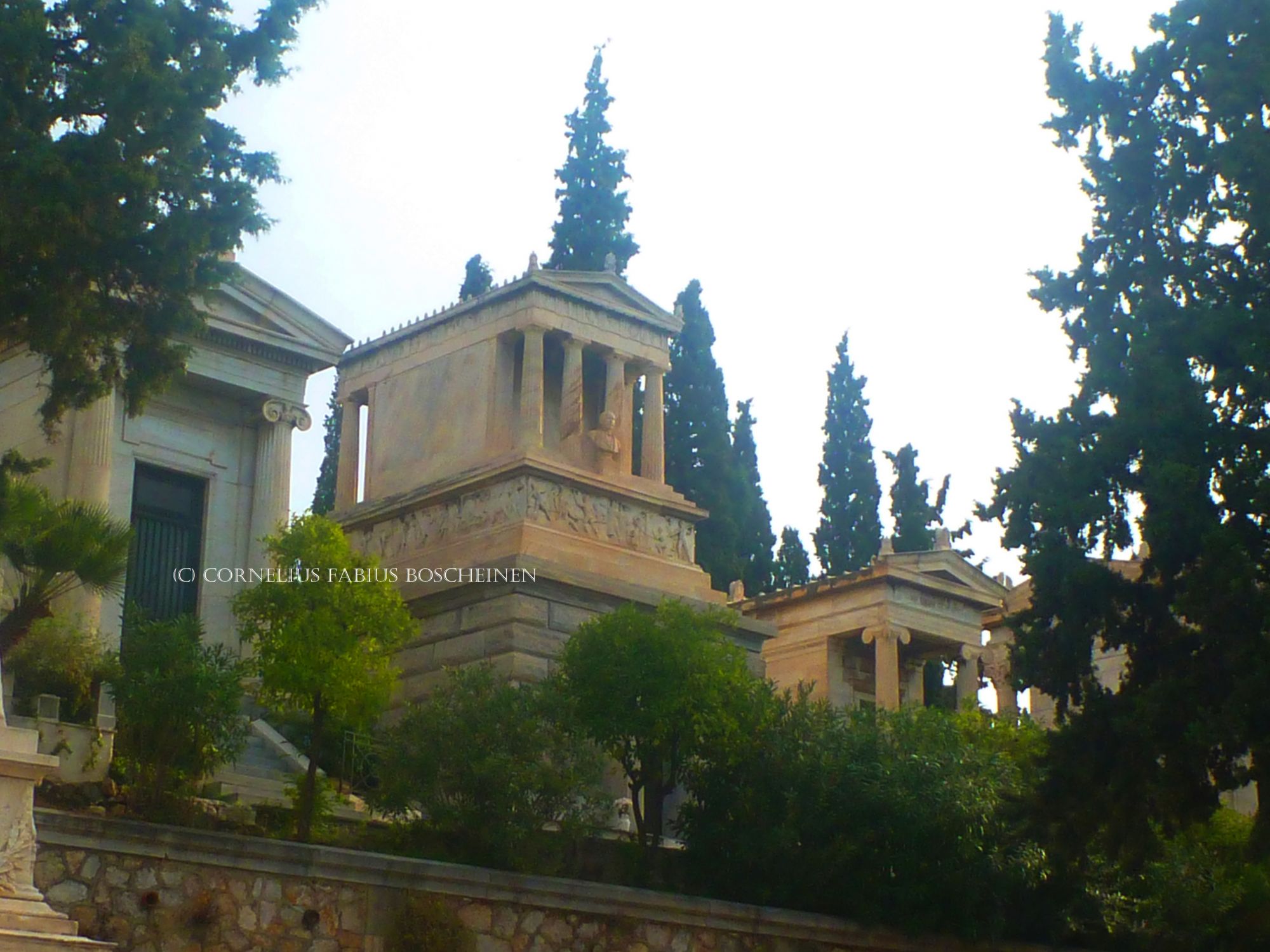 Der Weg zum Schliemann Mausoleum in Athen.