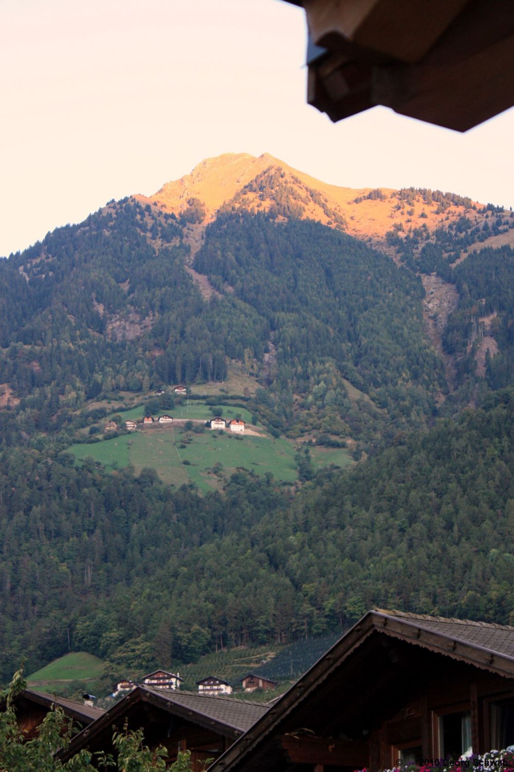 Die ersten Sonnenstrahlen im Dorf Tirol