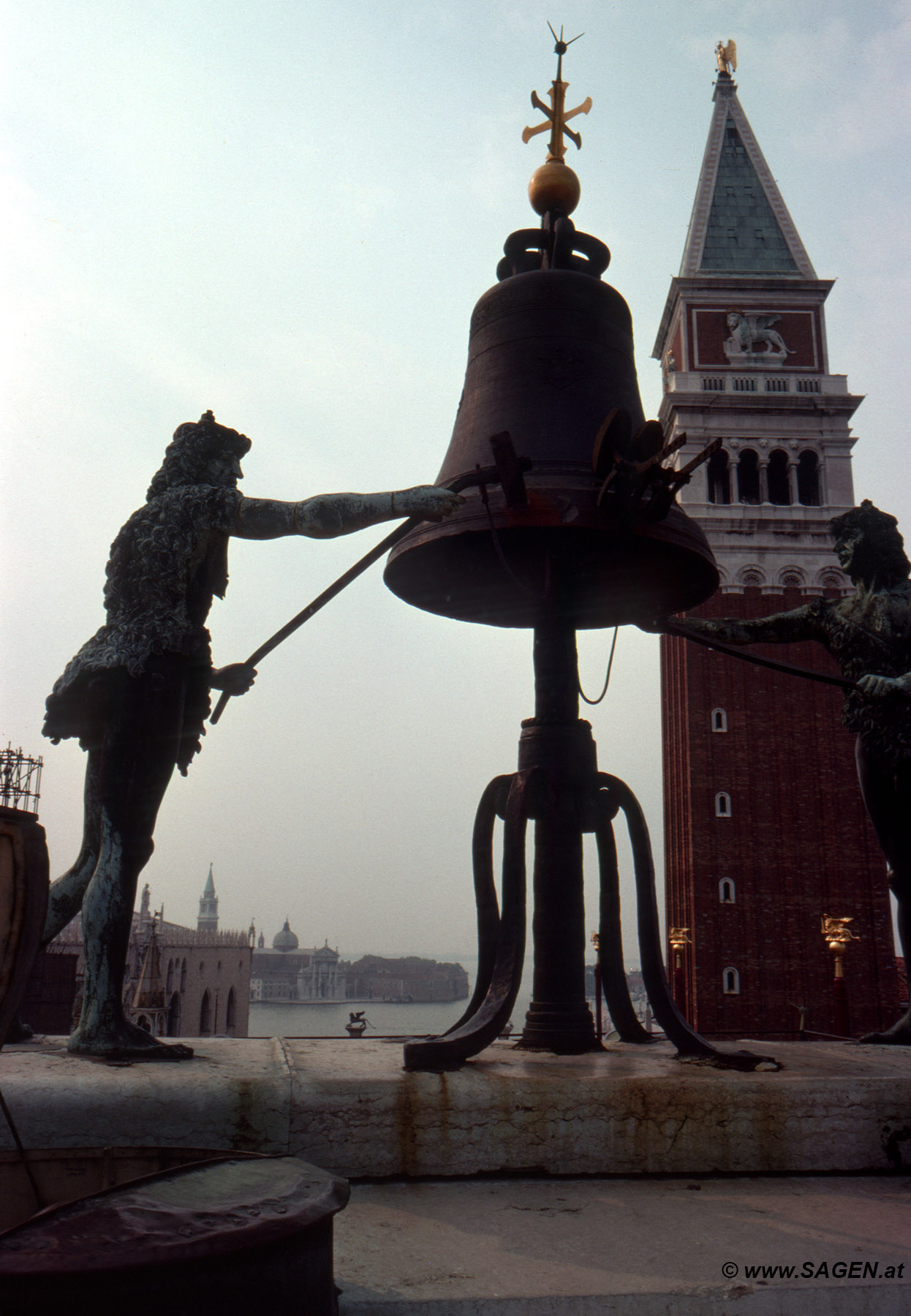 Die Mauren von Venedig am Uhrturm