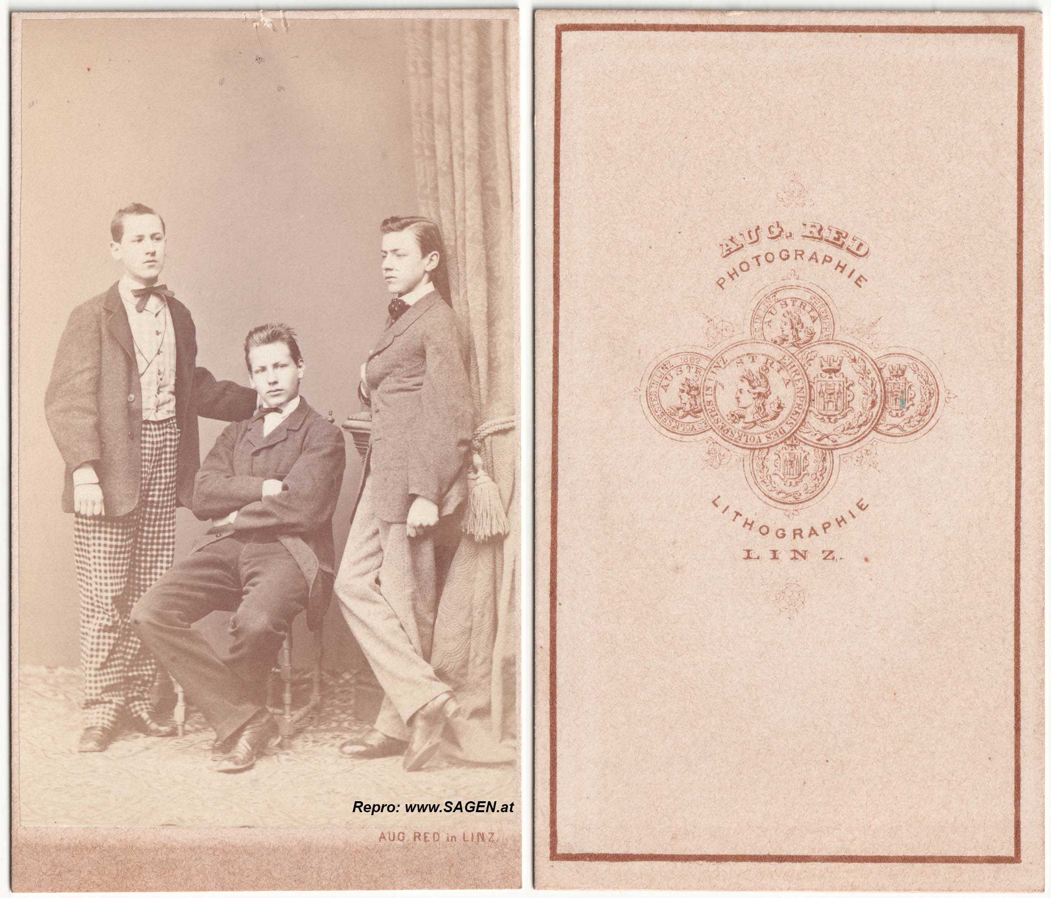 Drei junge Herren im Atelier August Red in Linz um 1863