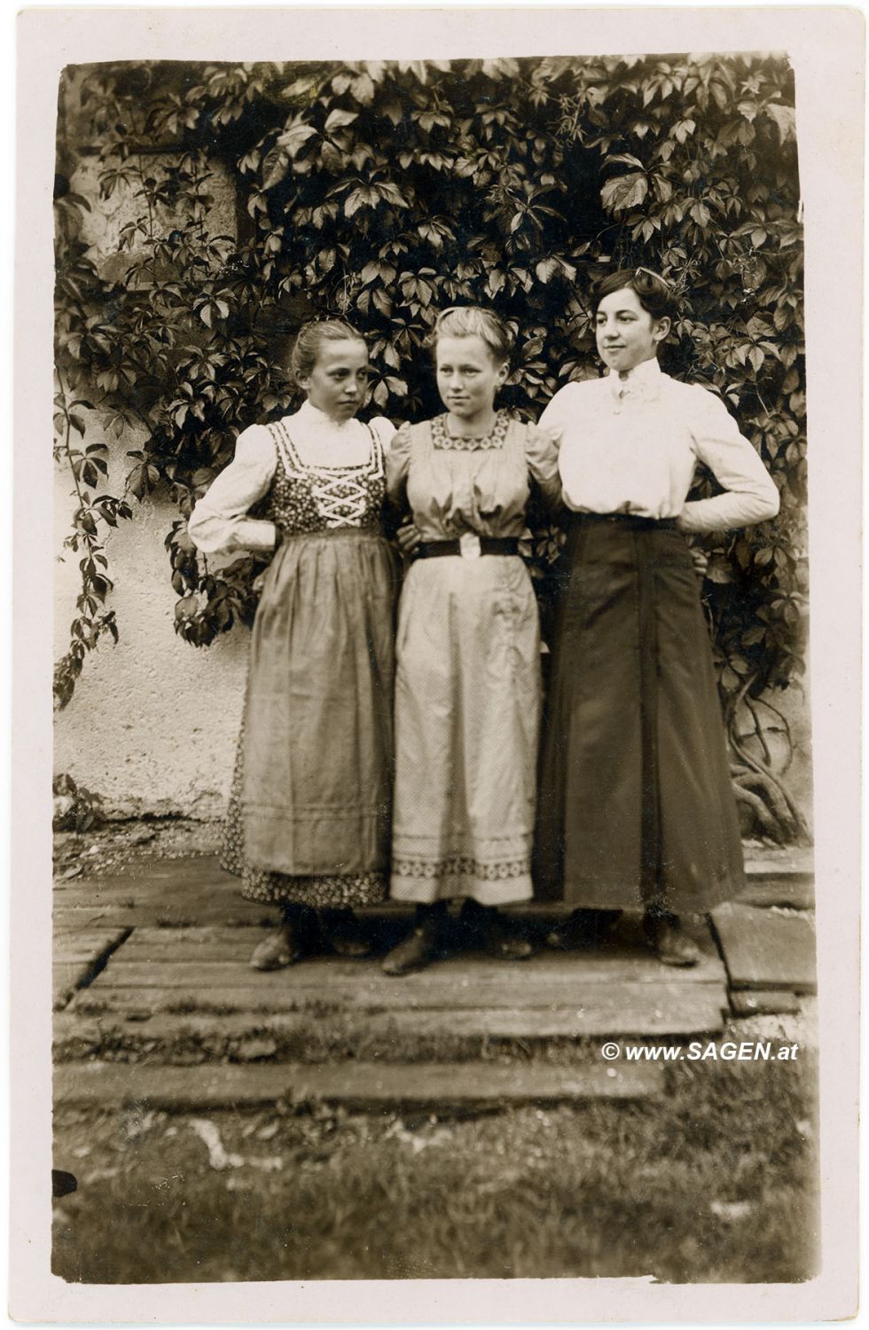 Drei Mädchen in Tracht, Oberösterreich