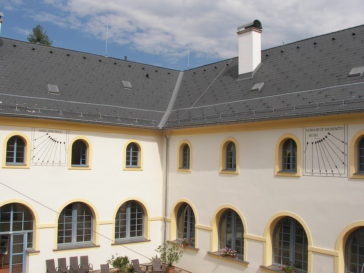Dvojice slunečních hodin - klášter sv. Františka Serafinského, vnitřní nádvoří - Hostinné, Česká republika