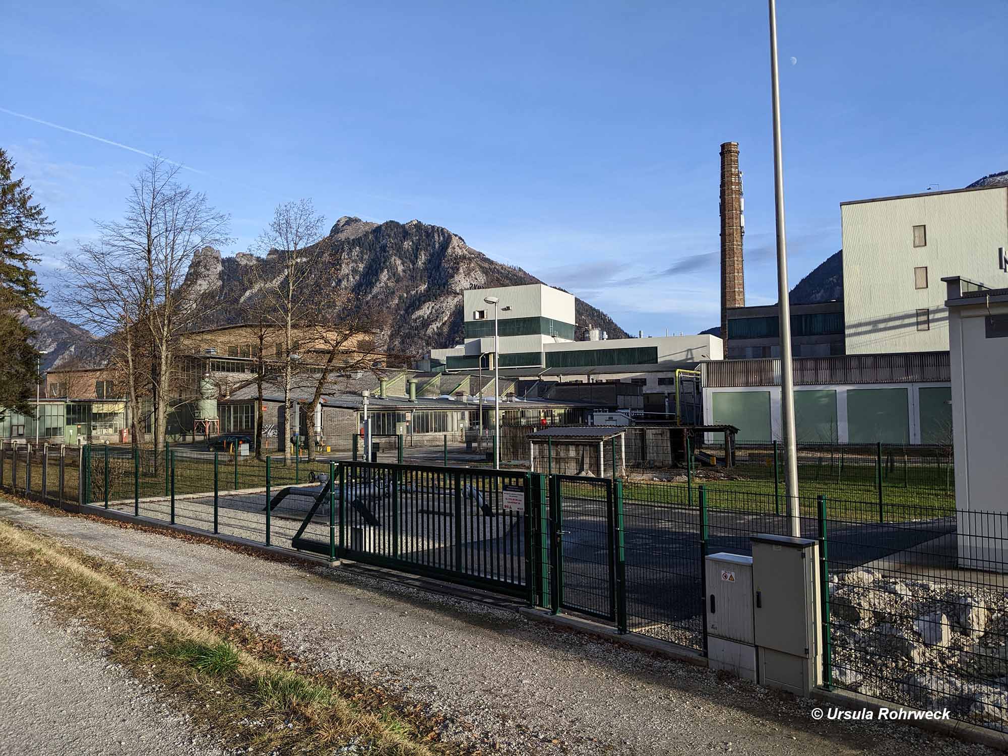 ehemalige Solvay-Werke Ebensee vom Traundammweg gesehen