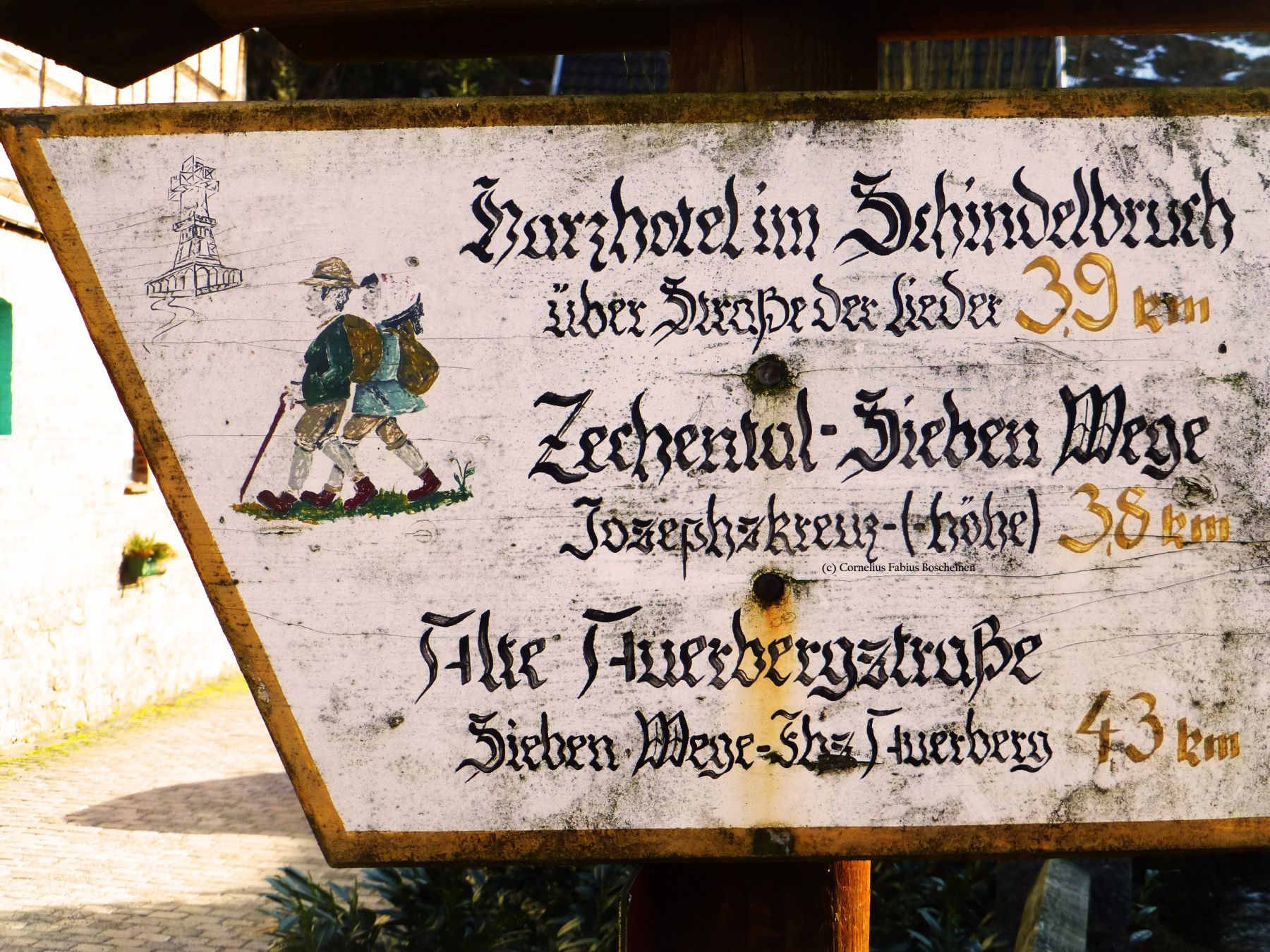 Ein erstes altes Wanderschild.