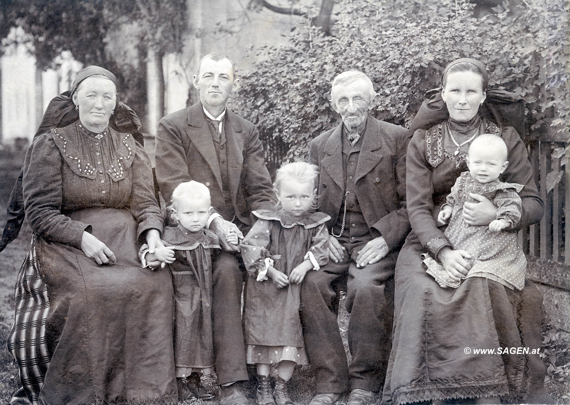 Familie in Tracht in Oberösterreich