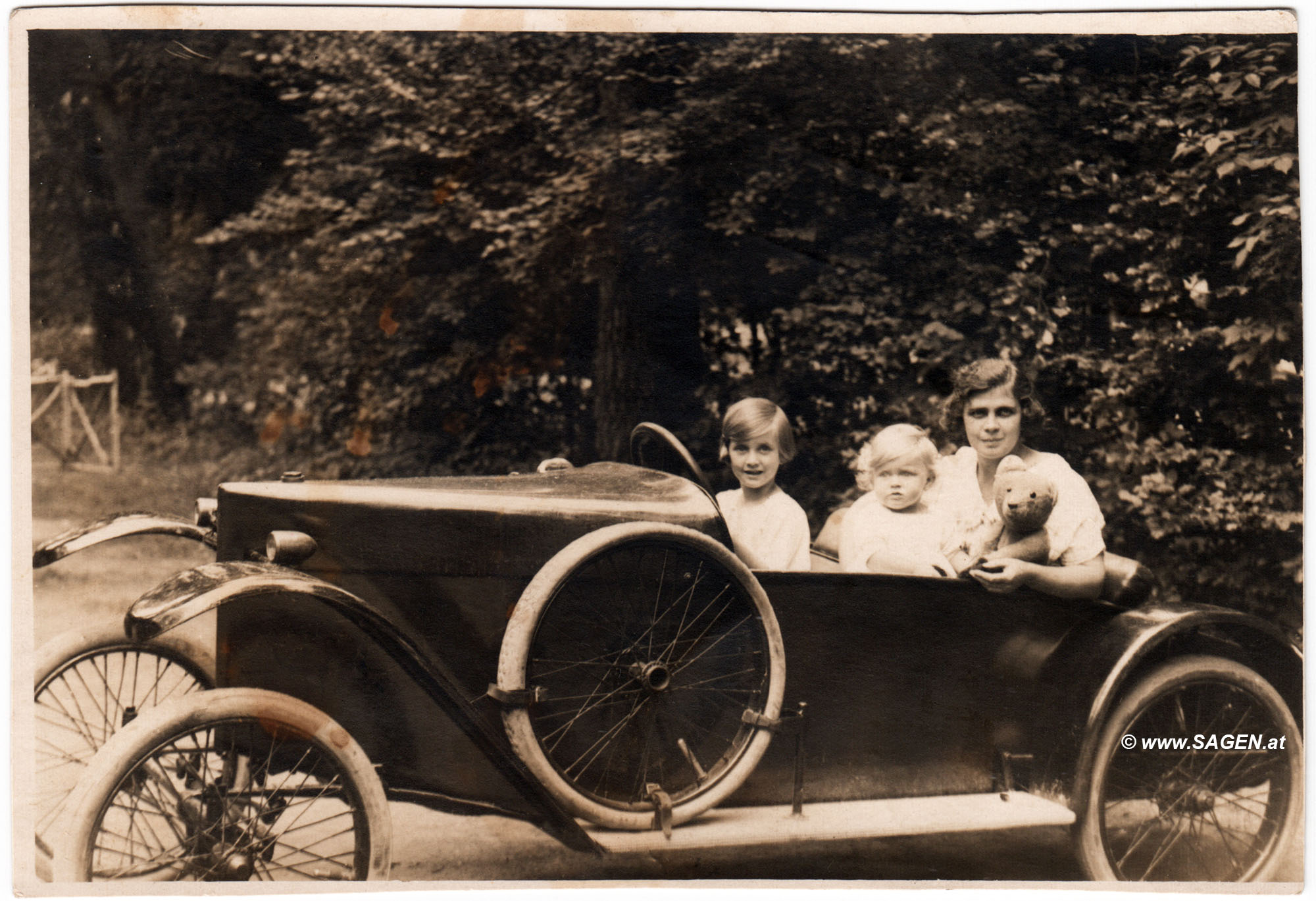 Familienausflug mit dem Auto 1920er Jahre