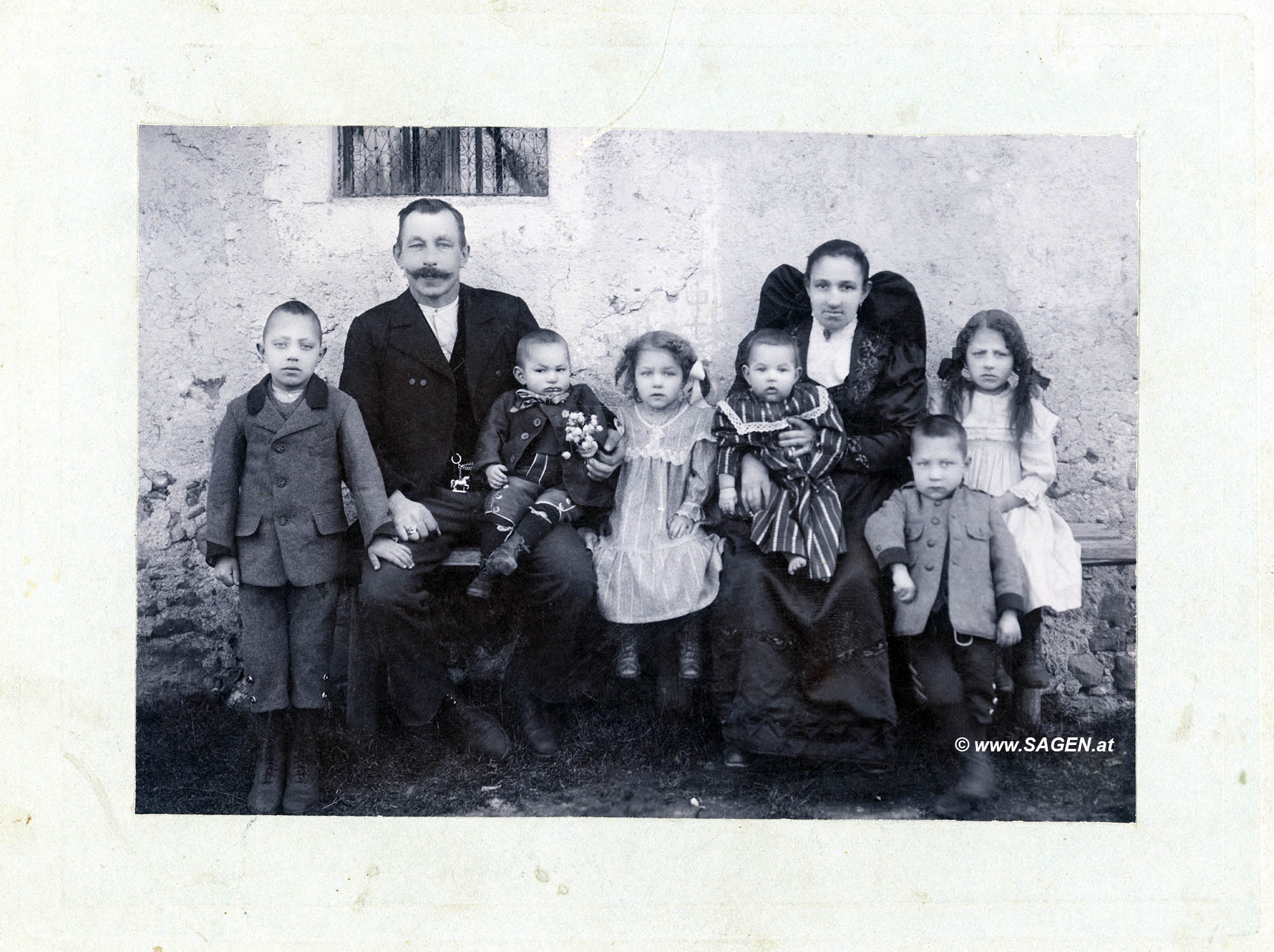 Familienfoto in Tracht um 1920