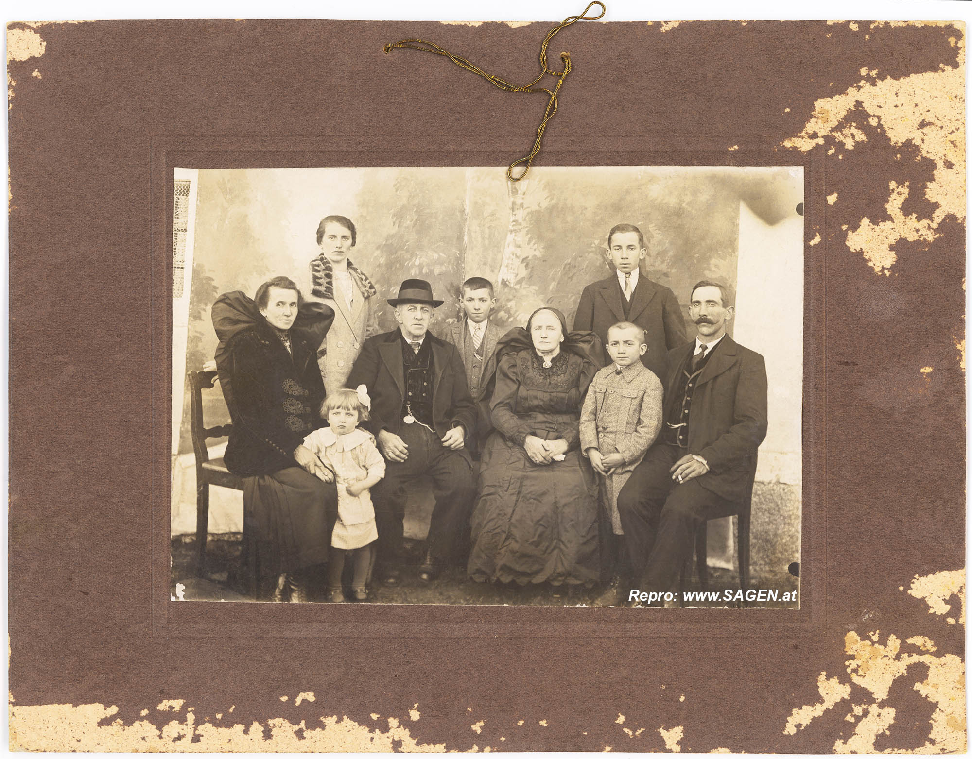 Familienporträt in Tracht, Rutzenmoos 1930