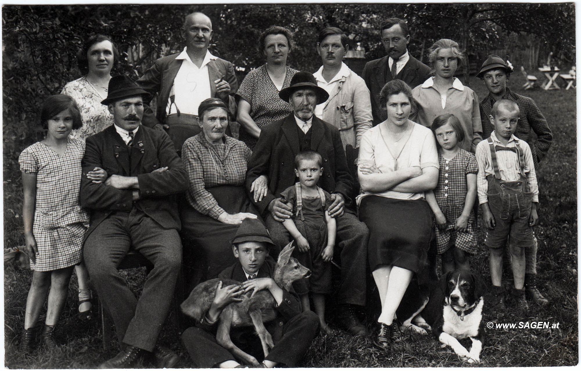 Familienporträt mit Reh und Hund 1930