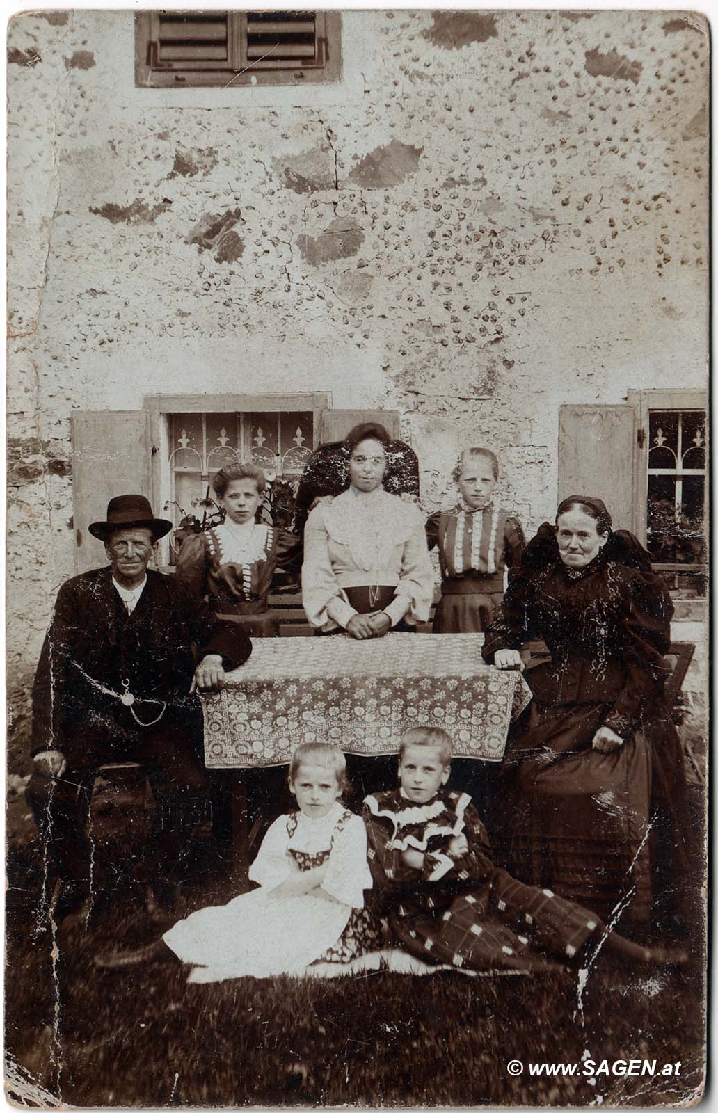 Familienporträt vor Landwirtschaft, Oberösterreich