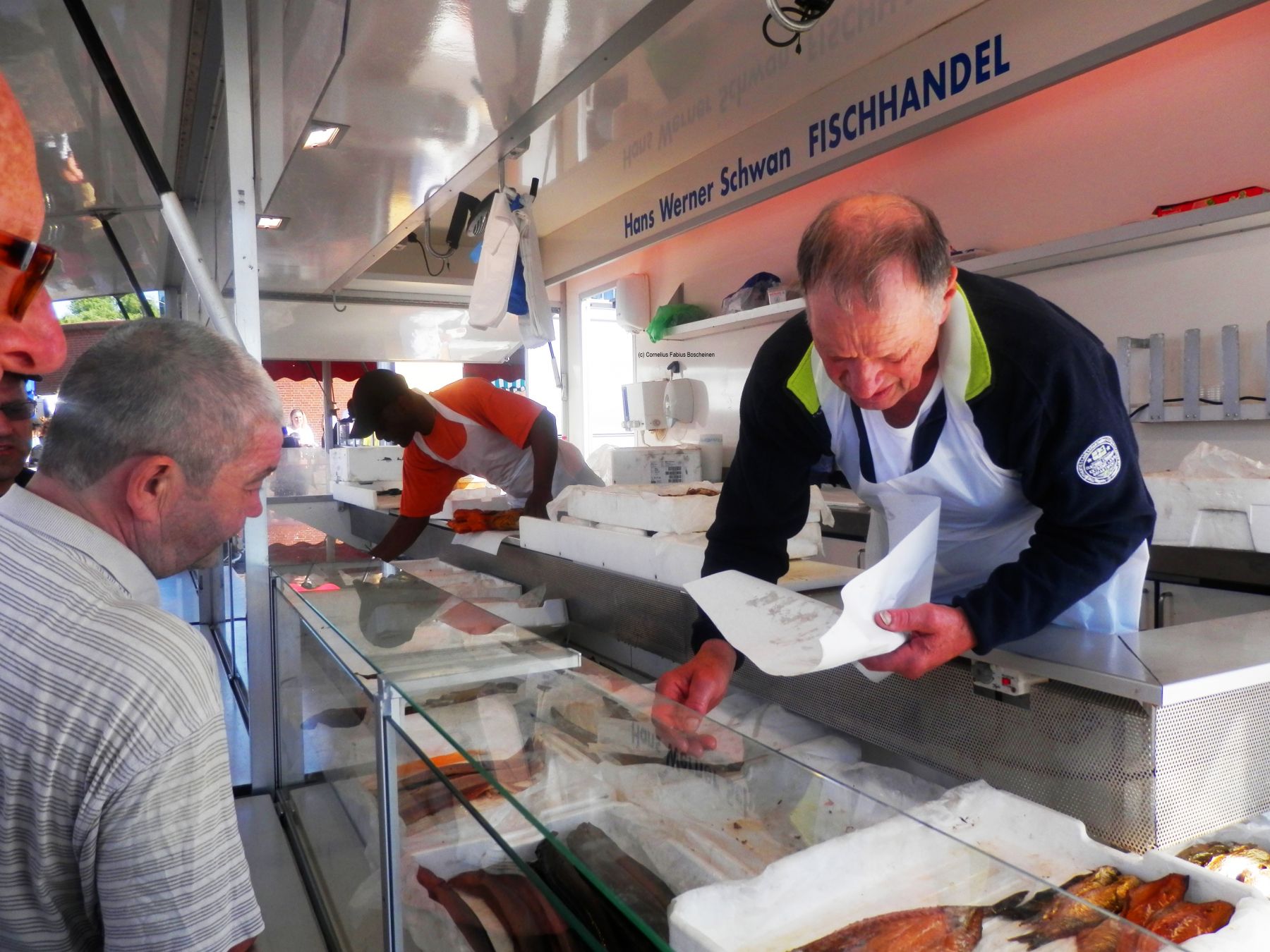 Fischverkäufer auf dem Altonaer Fischmarkt. Das letzte Stück geht auch noch