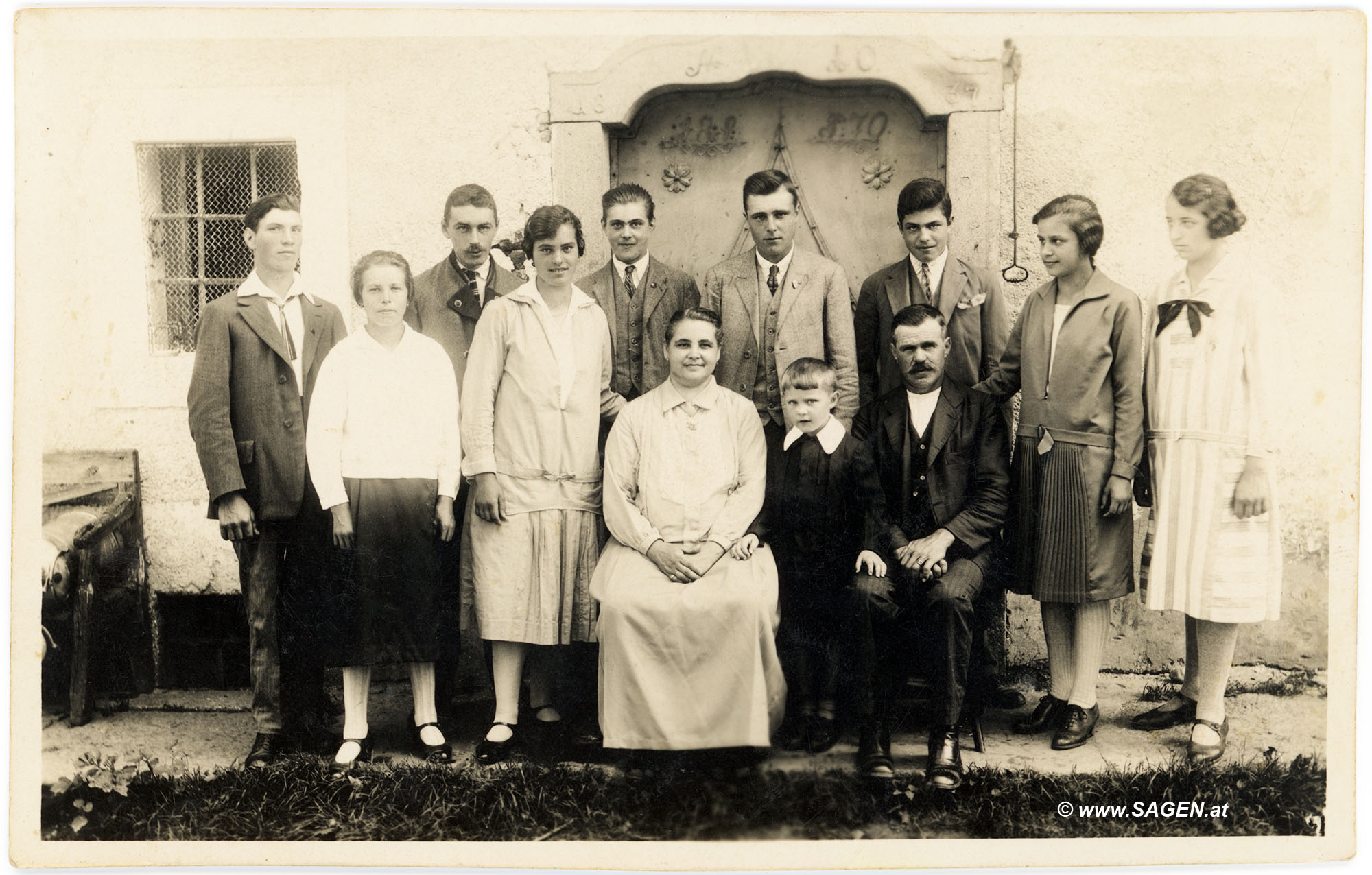 Fröhliche Bauernfamilie, festlich gekleidet