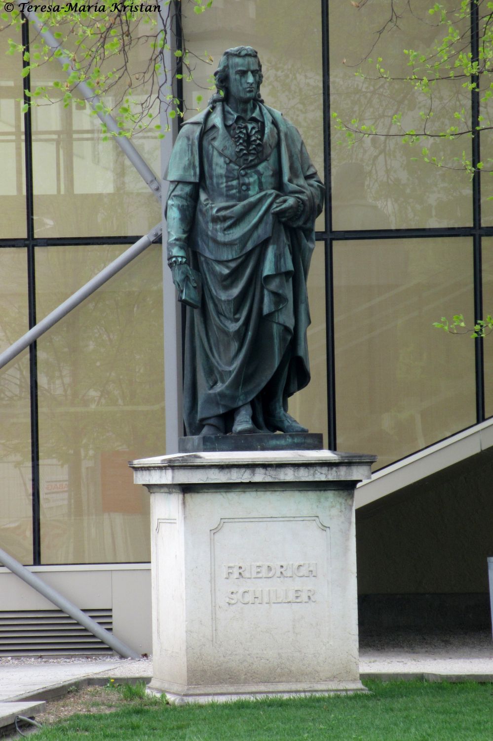 Friedrich-Schiller-Denkmal beim Festspielhaus