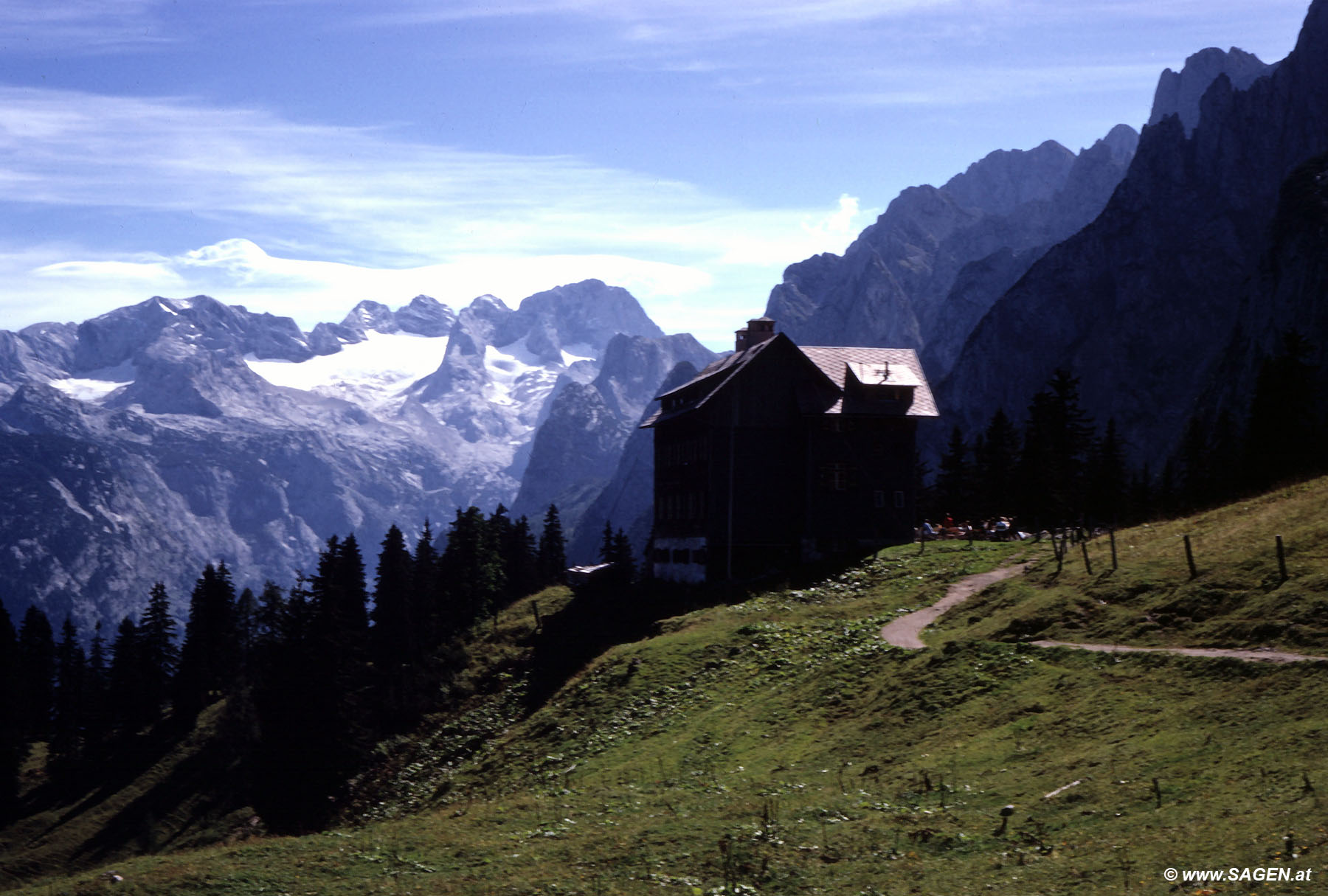 Gablonzer Hütte, mit Dachstein und Gosaukamm