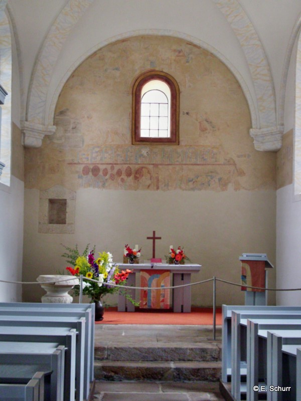 Garnisionskirche - Bild 2/5 - Blick zum Altar mit den freigelegten alten Au