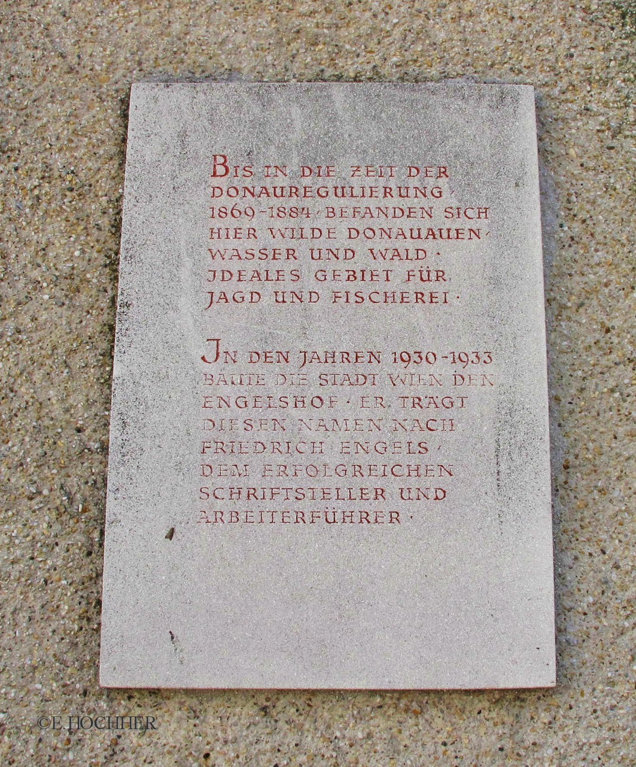 Gedenktafel an der Wohnhausanlage Engels-Hof in Wien-Brigittenau
