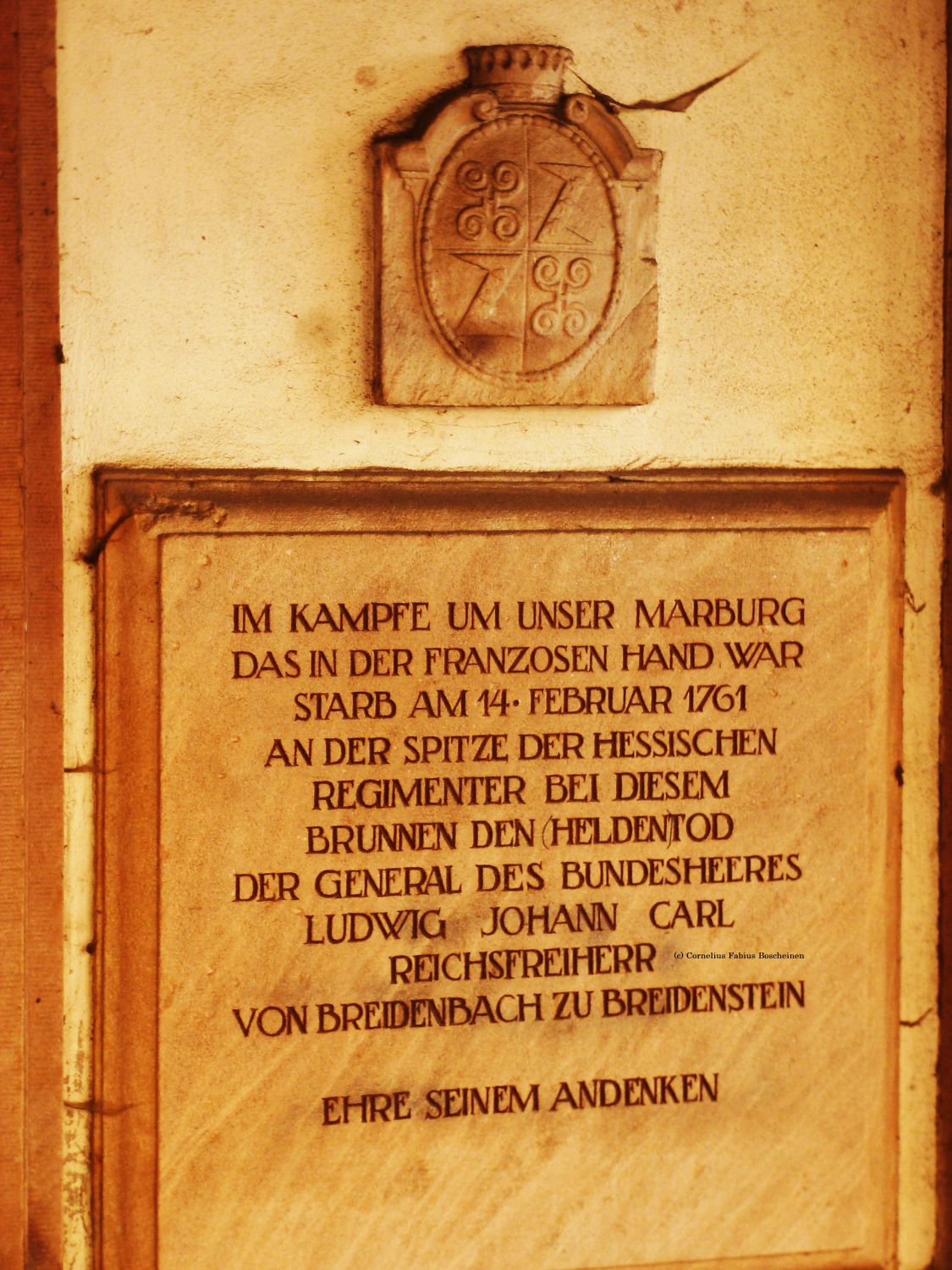 Gedenktafel im Brunnenhäuschen des St. Elisabethbrunnen in Marburg.