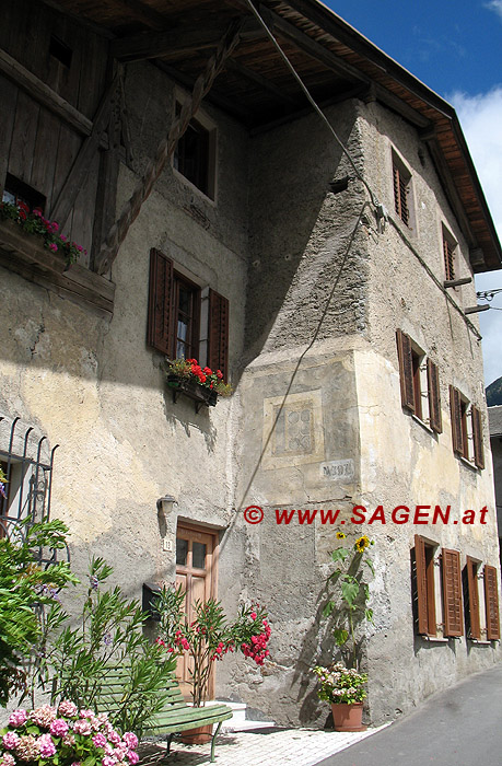 Gemalter Fensterspion in Laas (Südtirol)