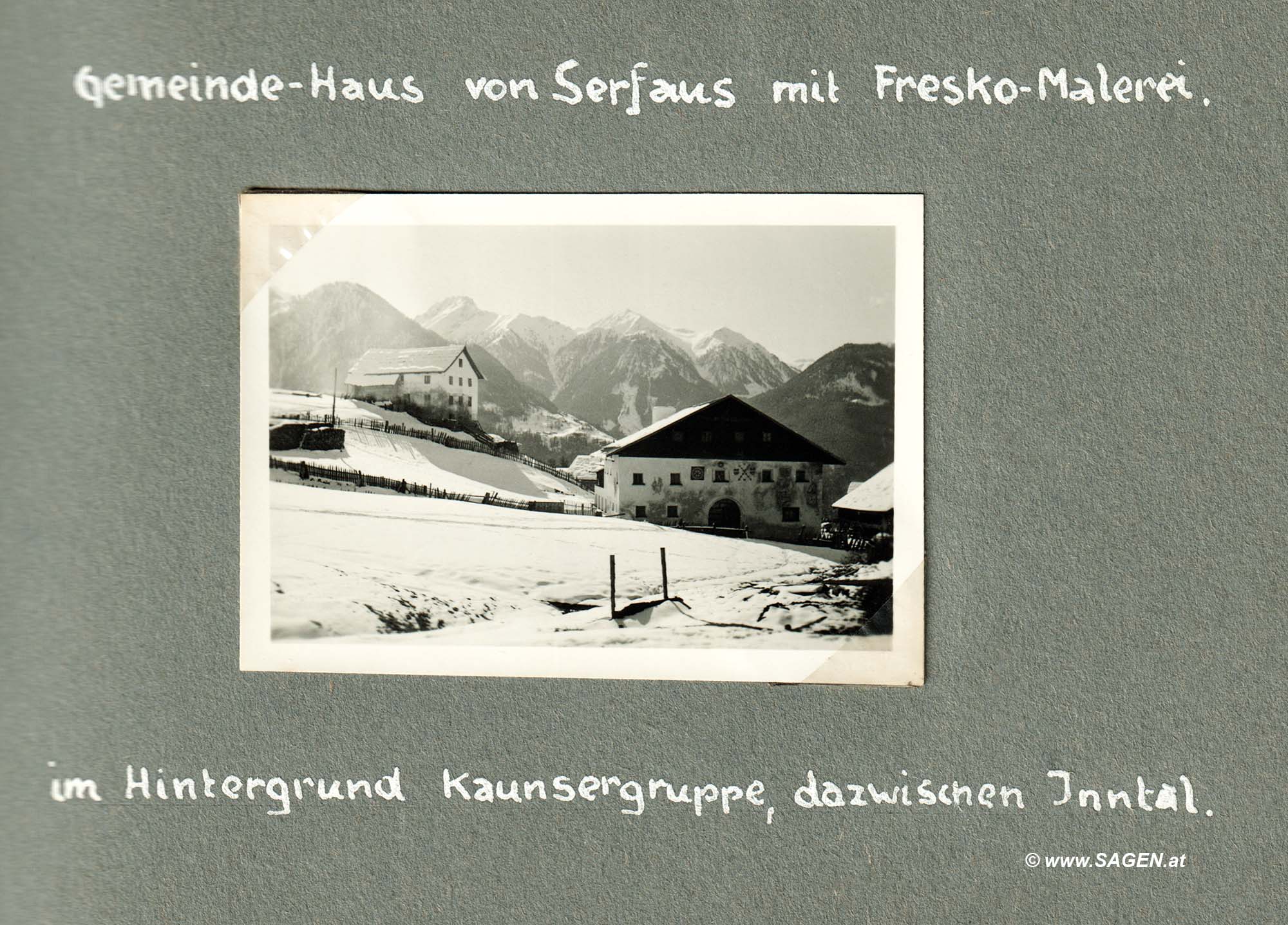 Gemeindehaus von Serfaus mit Fresko-Malerei (Schi-Urlaub 1936 in Serfaus, Tirol)