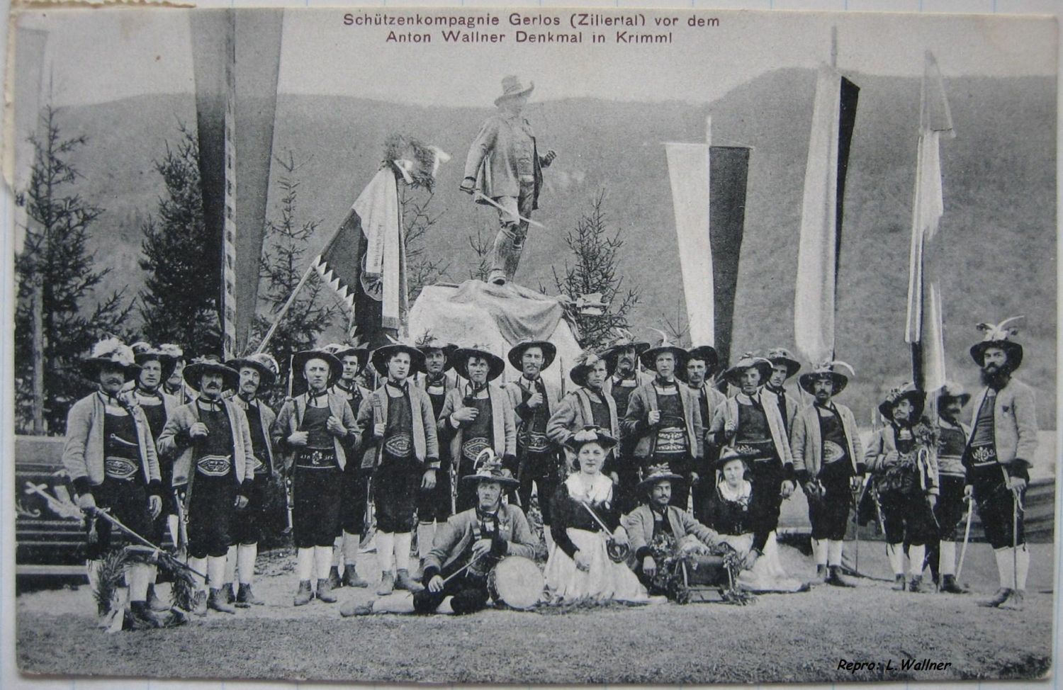 Gerloser Schützen vor dem Wallner-Denkmal in Krimml