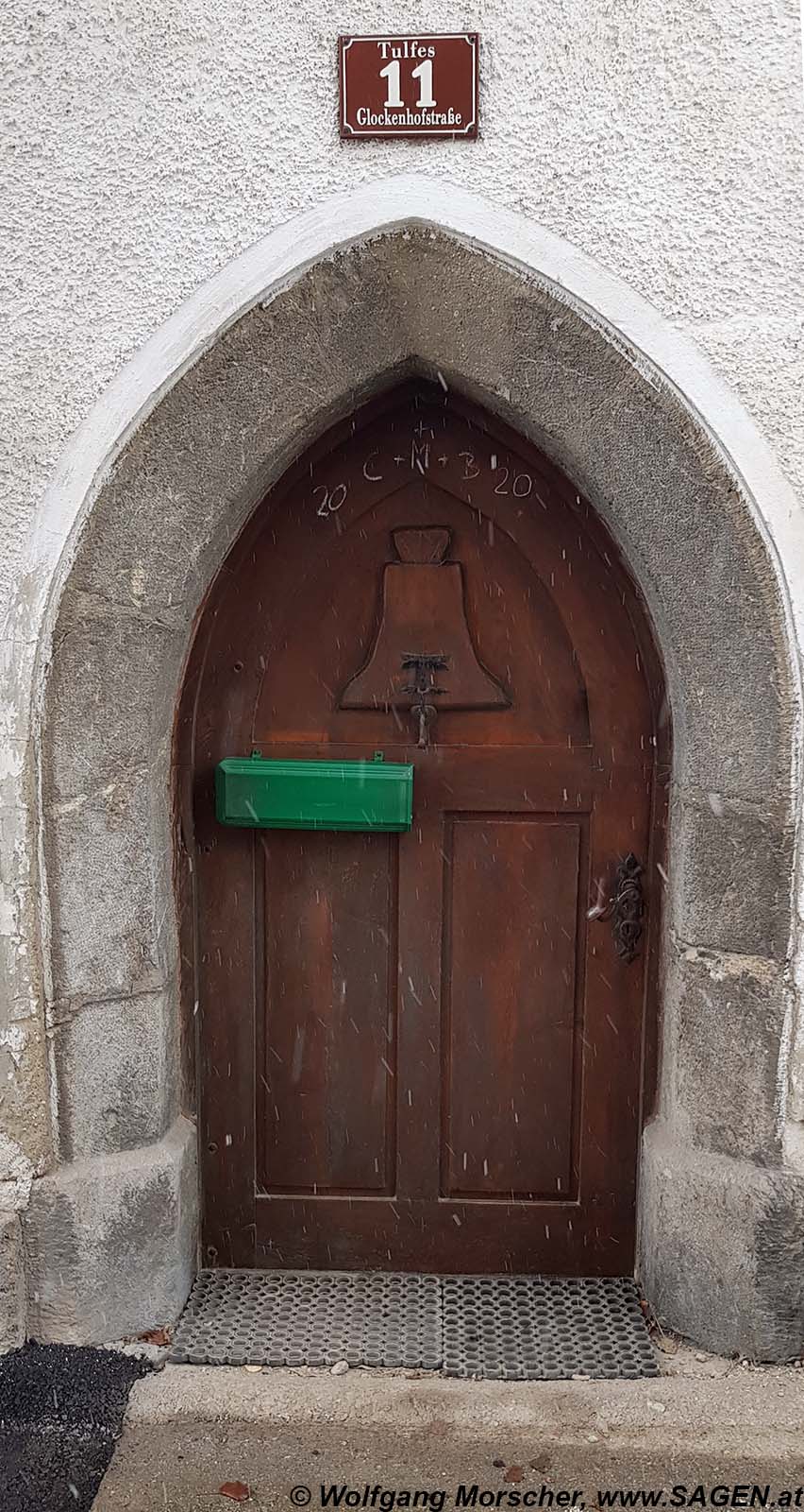 Glockenhof Eingangstüre mit Glockenmotiv
