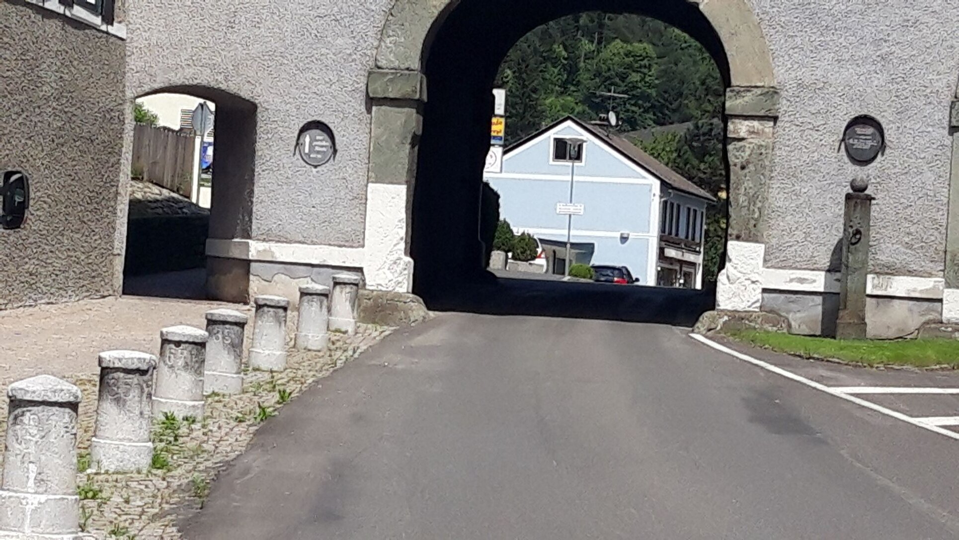 Gmünd Oberes Stadttor  mit 7 Meilensteinen und Pranger