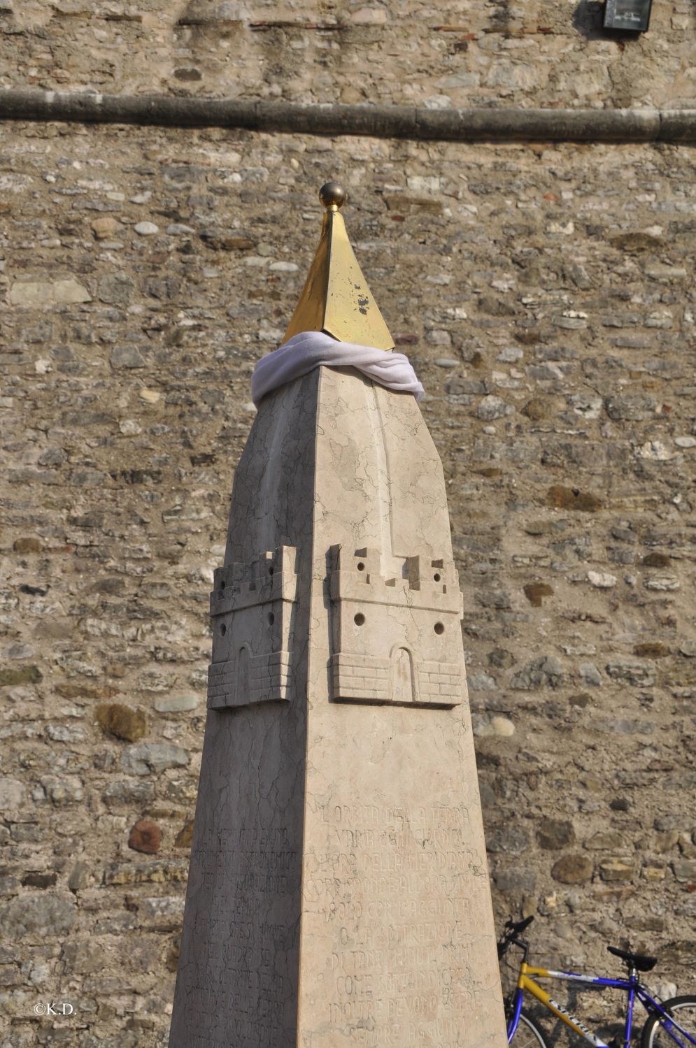 Gnomon der Bodensonnenuhr von Feltre