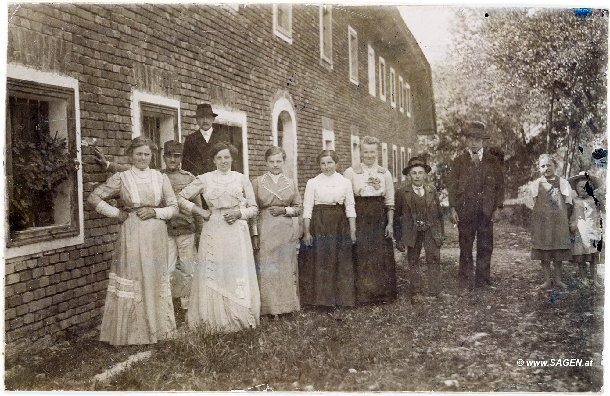 größere Bauernfamilie vor ihrem Hof