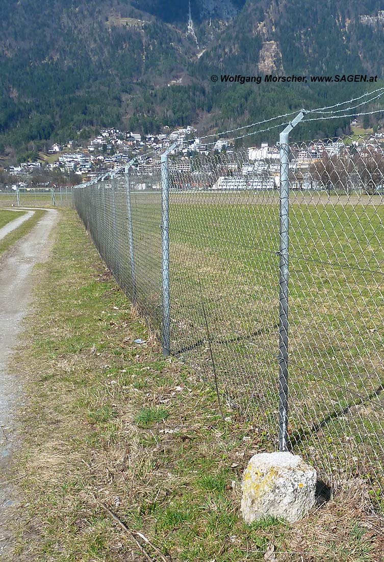 Grenzstein mit Zaun