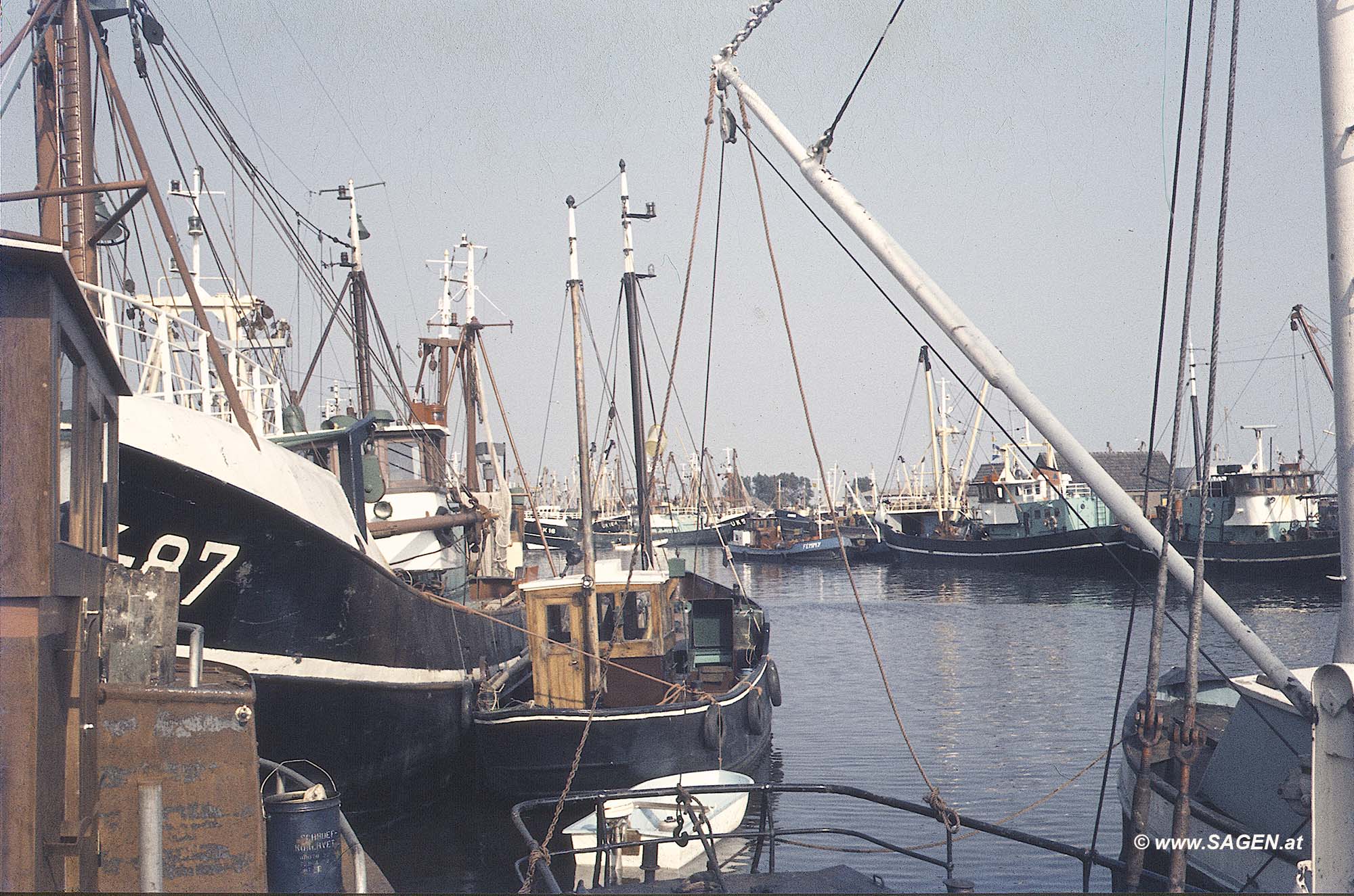 Hafenszene, Fischerboote