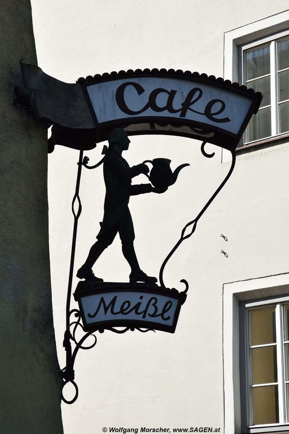Hall in Tirol: Geschäftsausleger Cafe Meißl