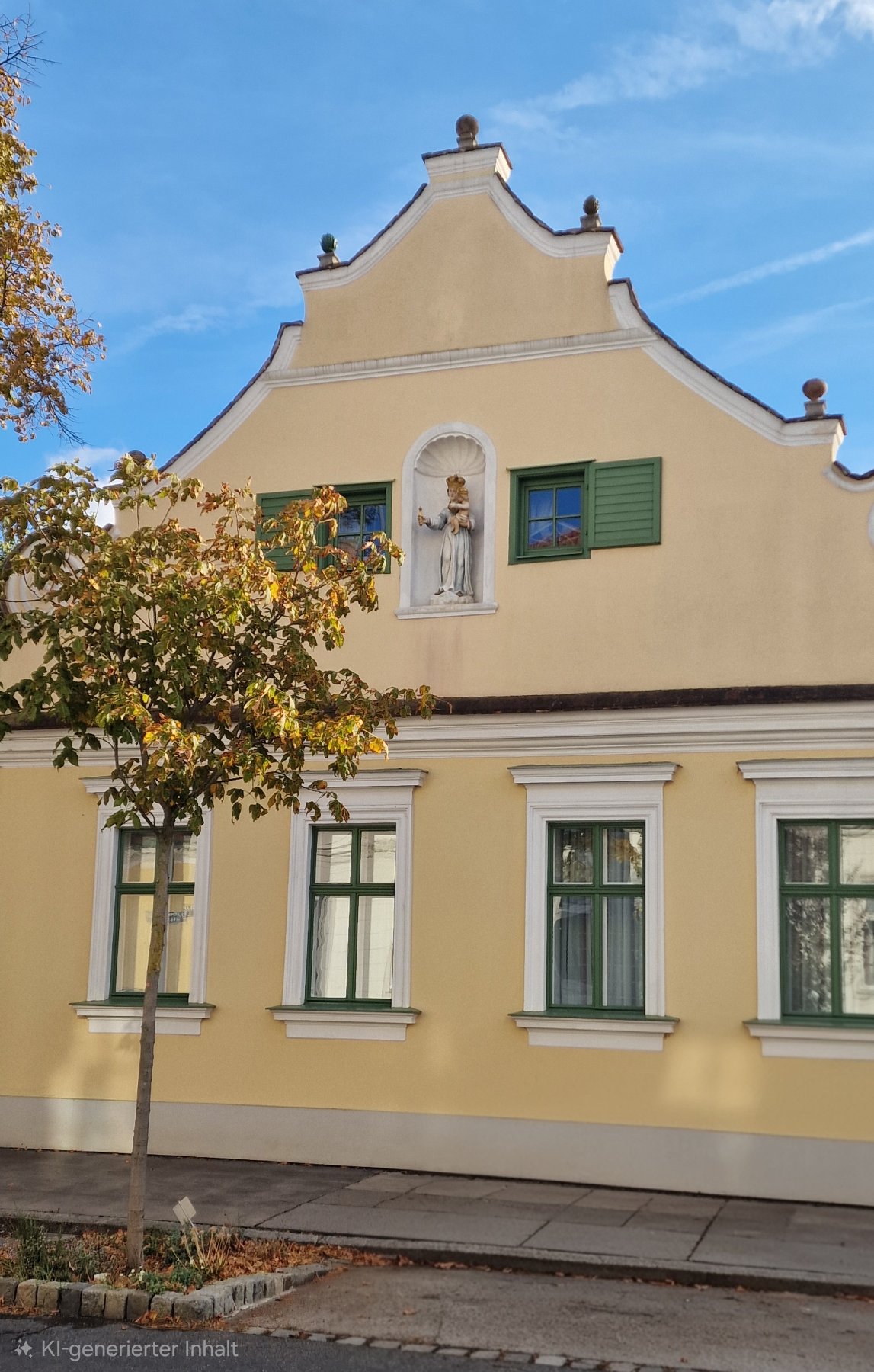Hausfassade und Mariendarstellung in Oberlaa