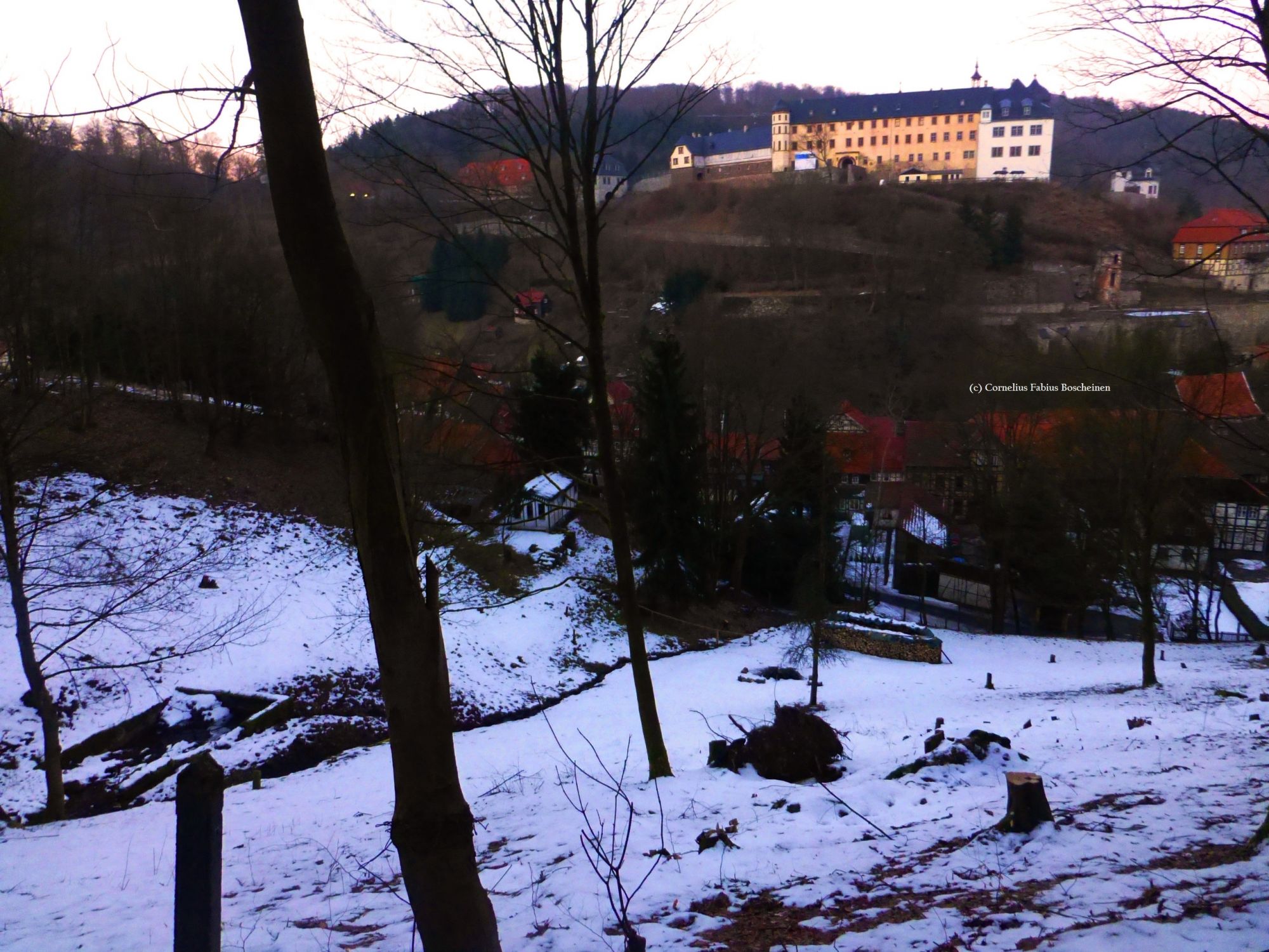 hinunter durch die kleine Schneelandschaft um Stolberg.