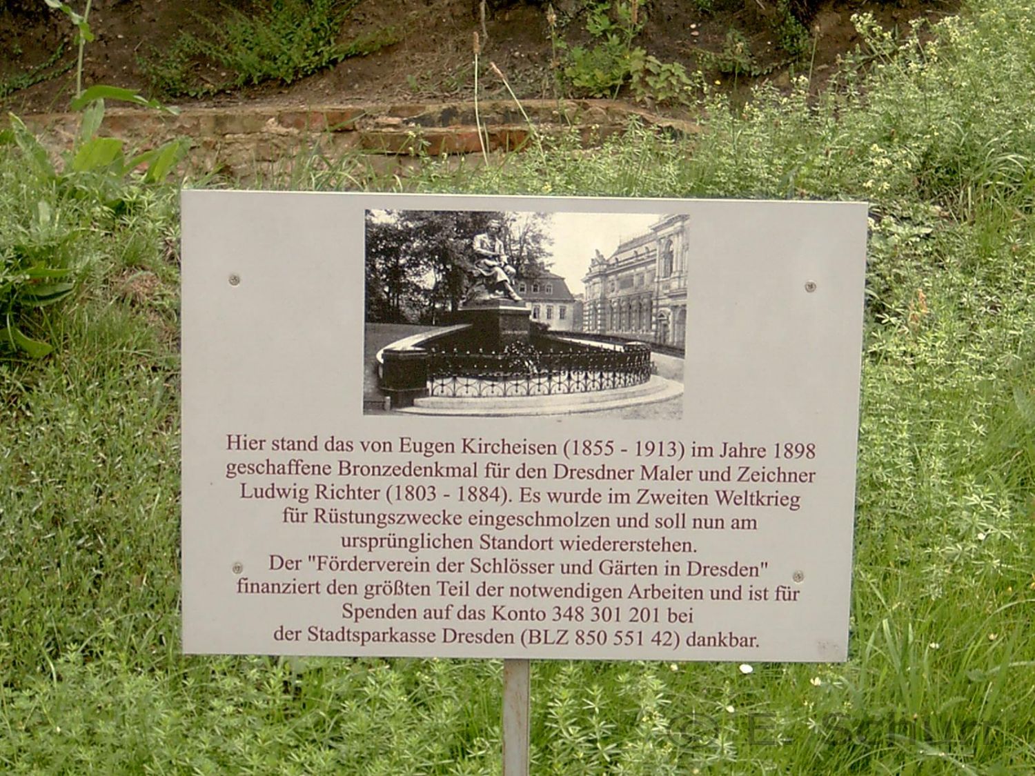 Hinweistafel mit dem historischen L. Richter Denkmal