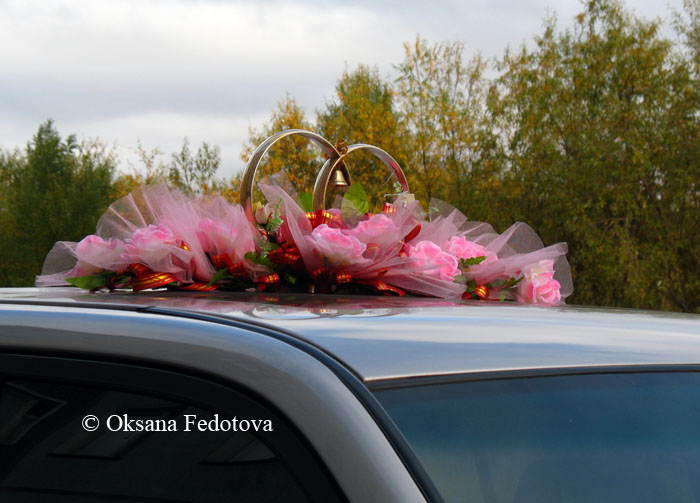 Hochzeitsschmuck auf dem Auto