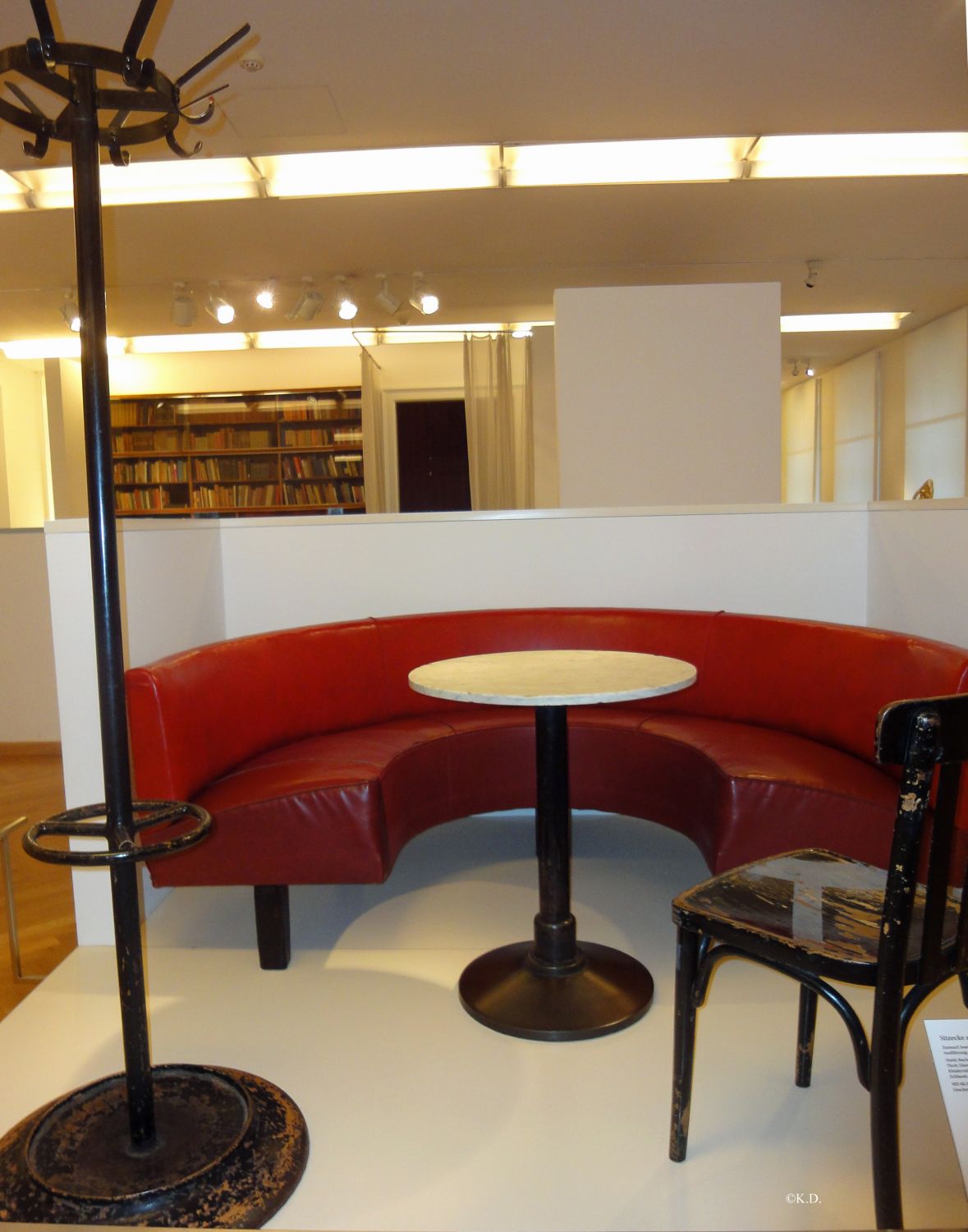 Hofmobiliendepot und Möbelmuseum Wien - Sitzecke aus dem Cafe Museum