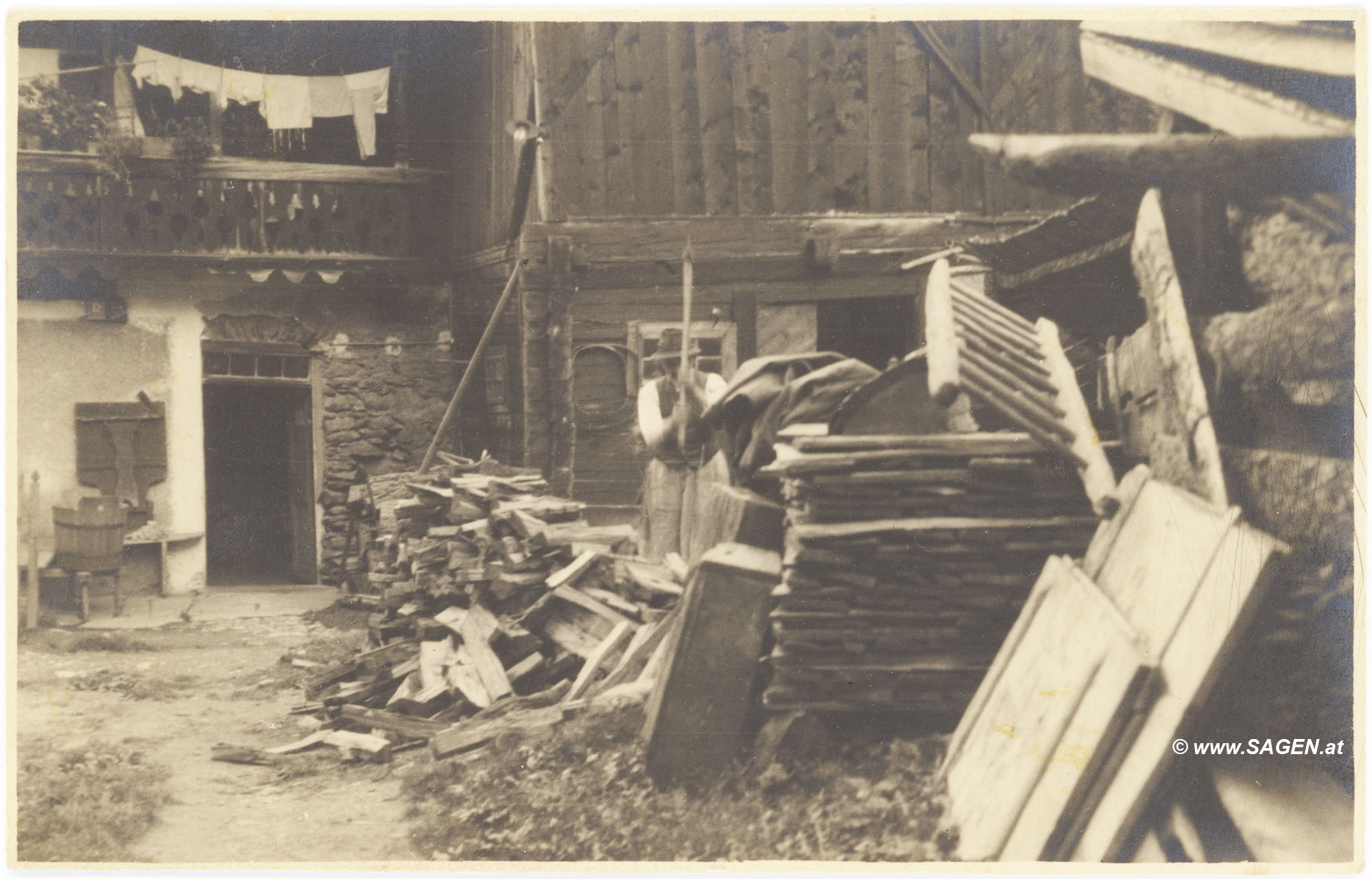 Holzspalten beim Bauernhaus