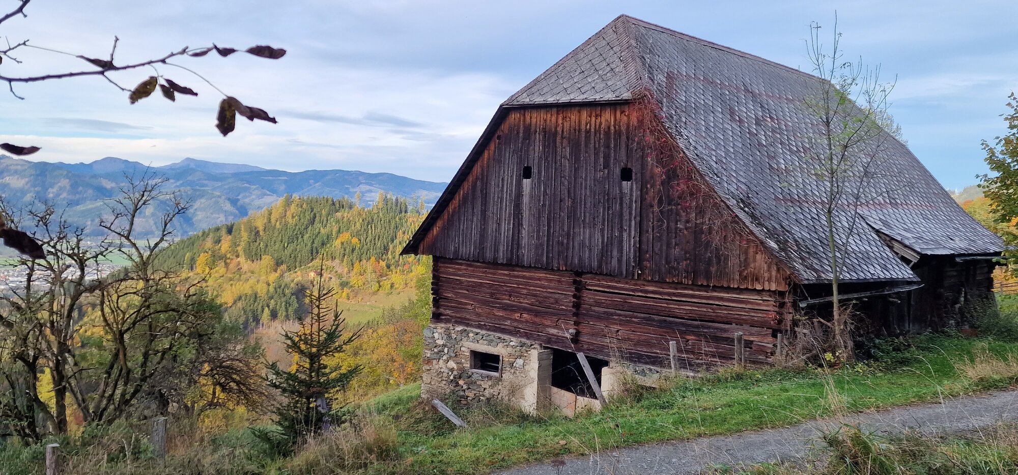 Holzstadel mit Lüftungslöchern in Frauenberg