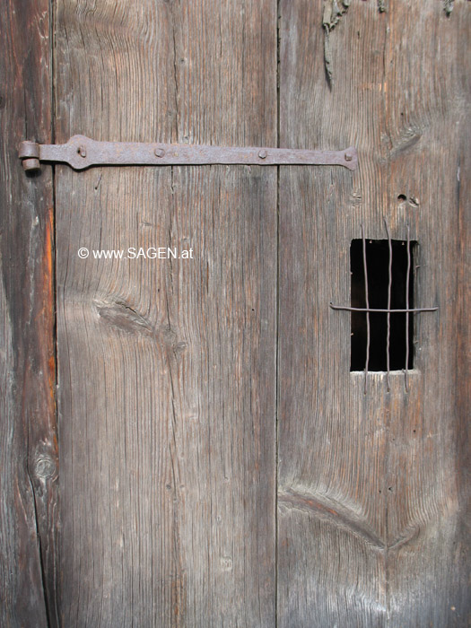 Holztür eines alten Hennenstalles