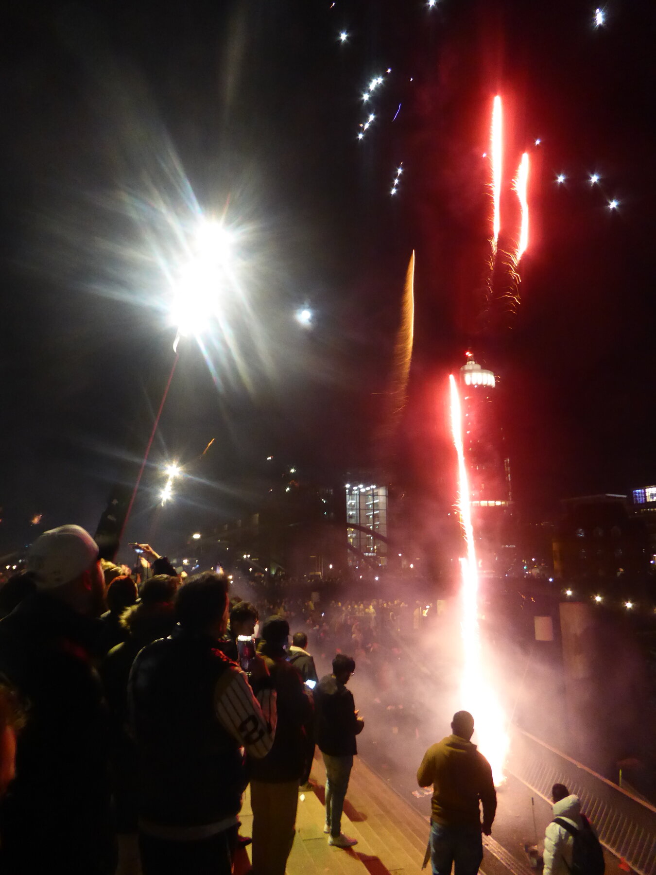 Im Lichter-und Feuerzauber. Silvester 2023 im Hamburger Hafen