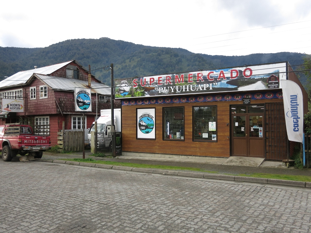 Impressionen eines Andendorfs mit Supermarkt an der Carretera Austral.