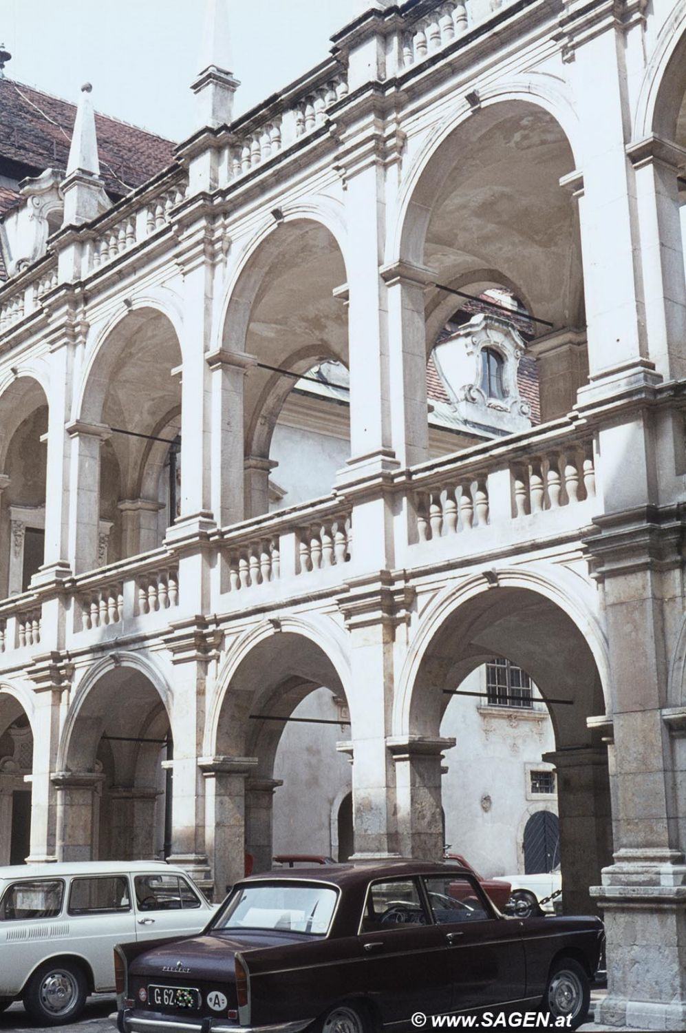 Innenhof und Parkplatz Grazer Landhaus