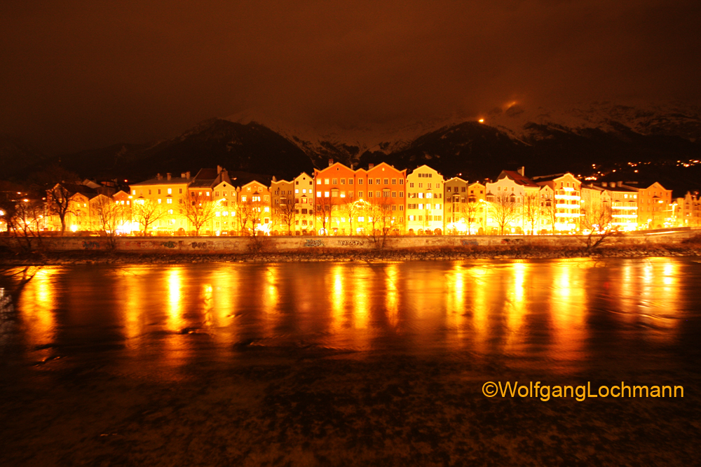 Innfassaden bei Nacht