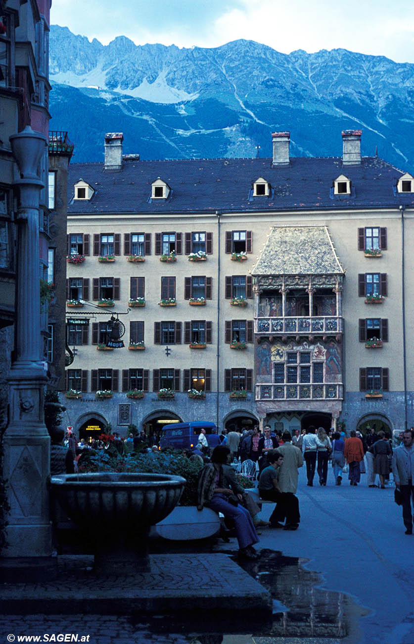 Innsbruck Brunnen vor Trautsonhaus