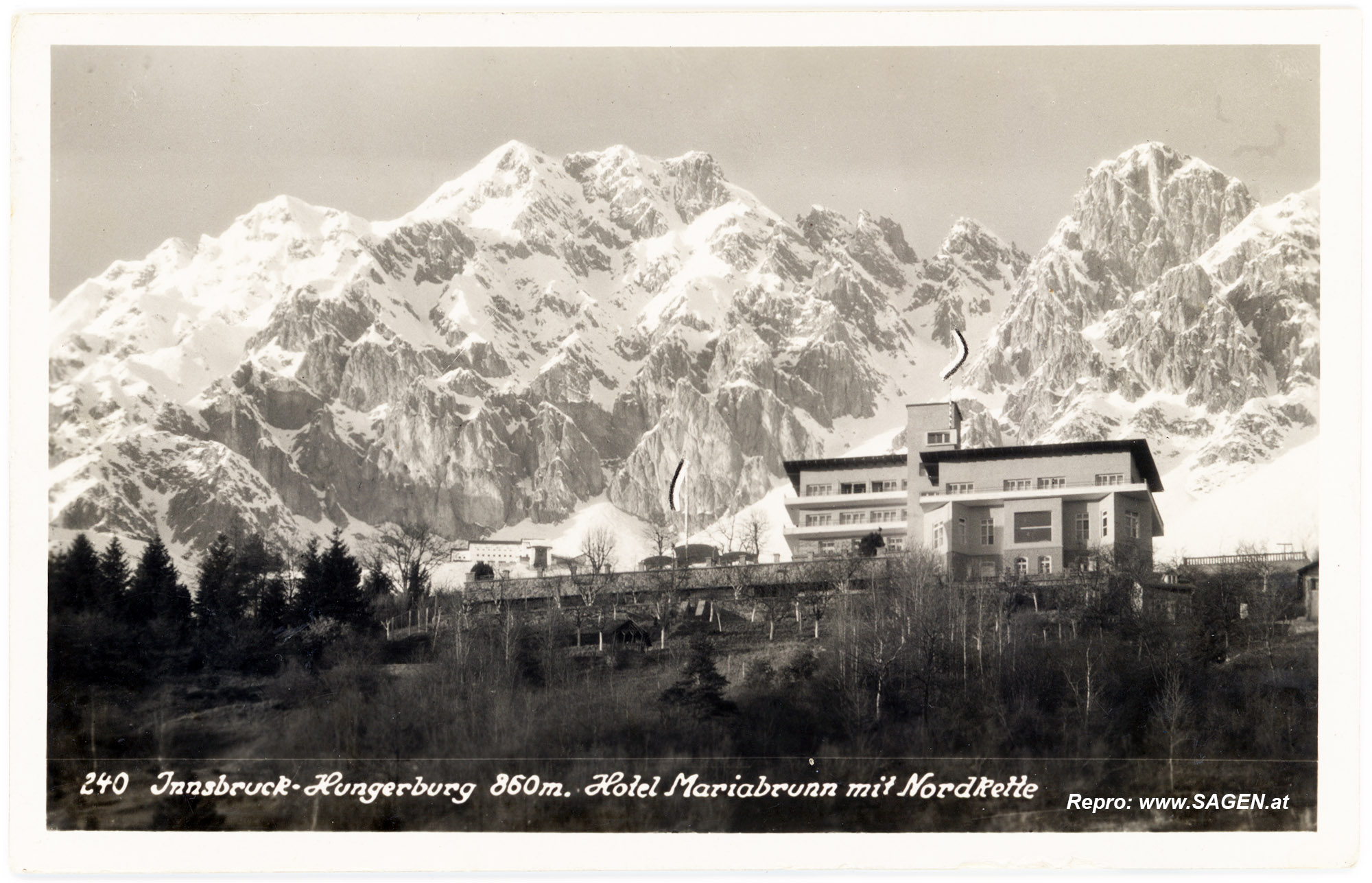 Innsbruck-Hungerburg. Hotel Mariabrunn mit Nordkette