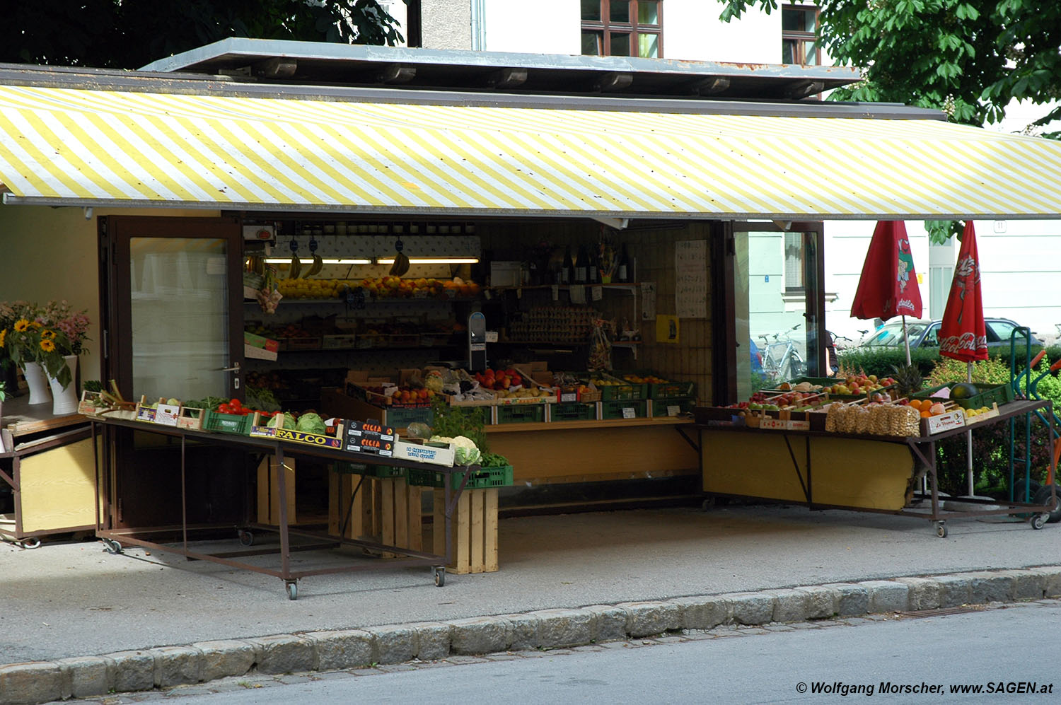 Innsbruck Schillerstraße: Blumen - Obst