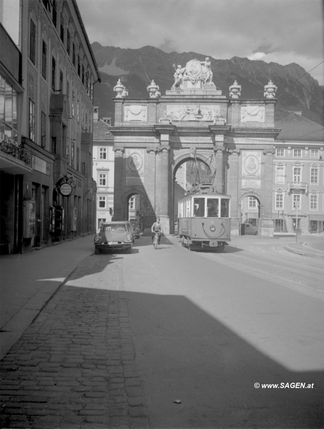 Innsbruck, Triumphpforte, Straßenbahn