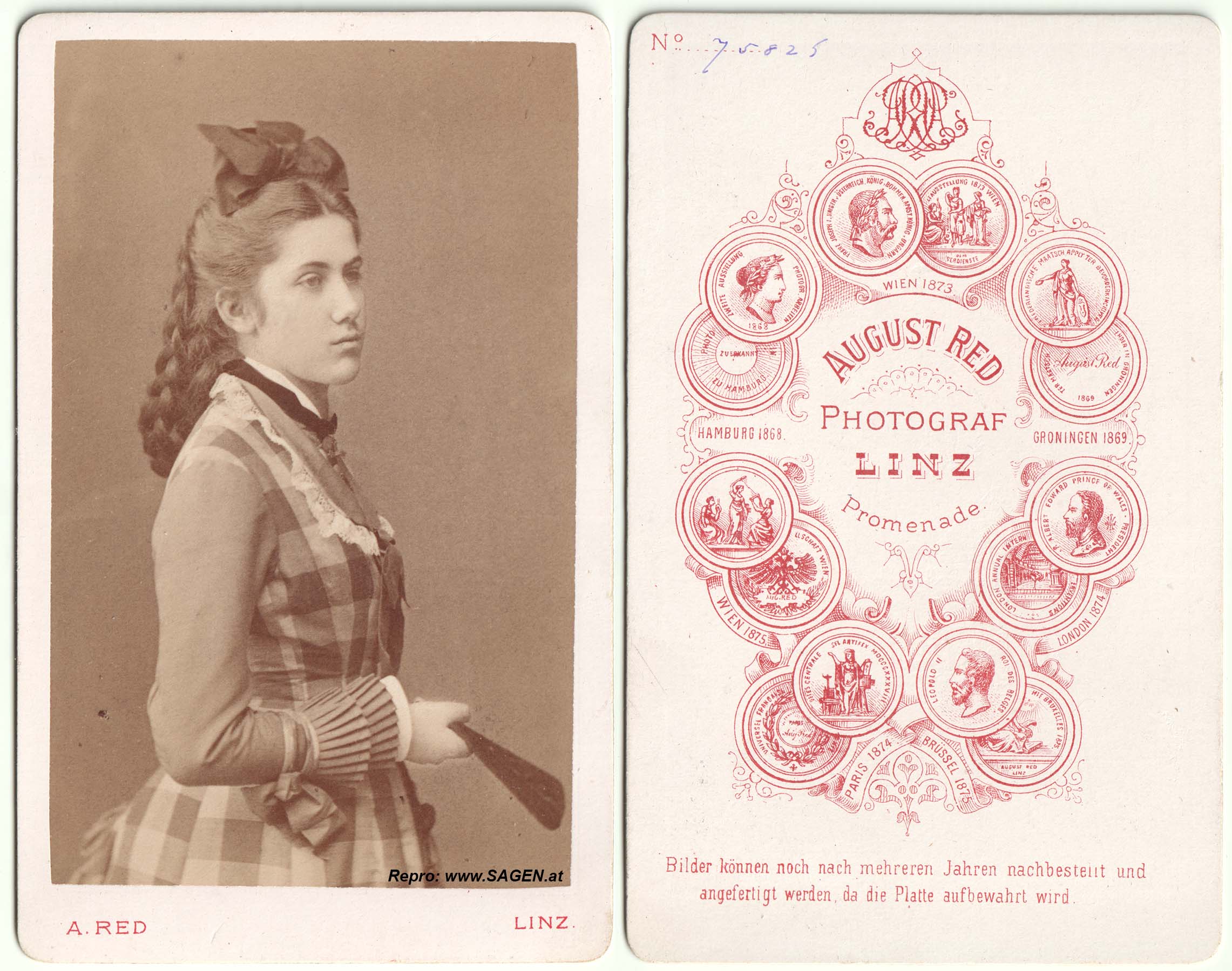 Junge Dame im Atelier August Red in Linz um 1875