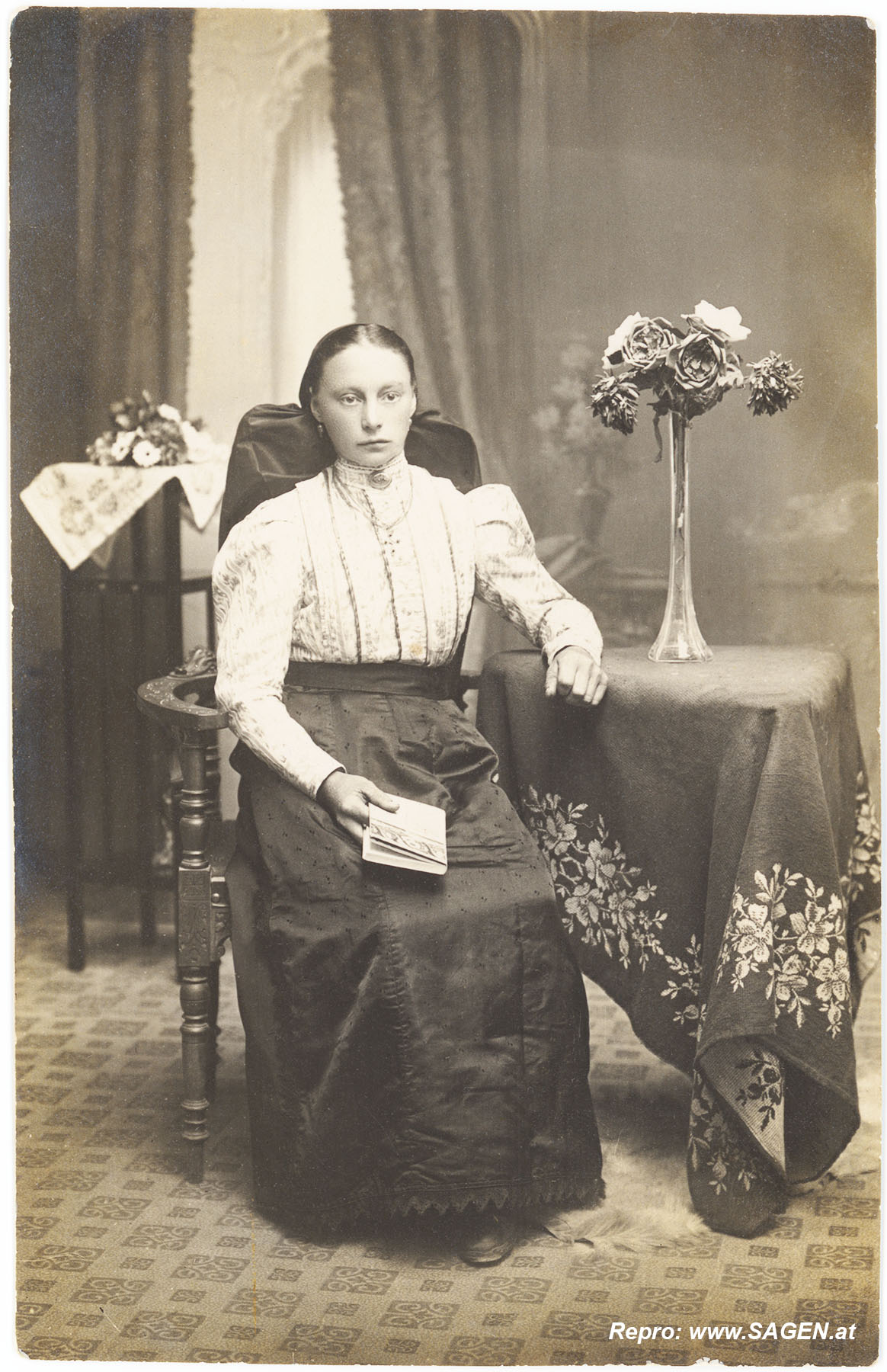 Junge Dame in oberösterreichischer Tracht